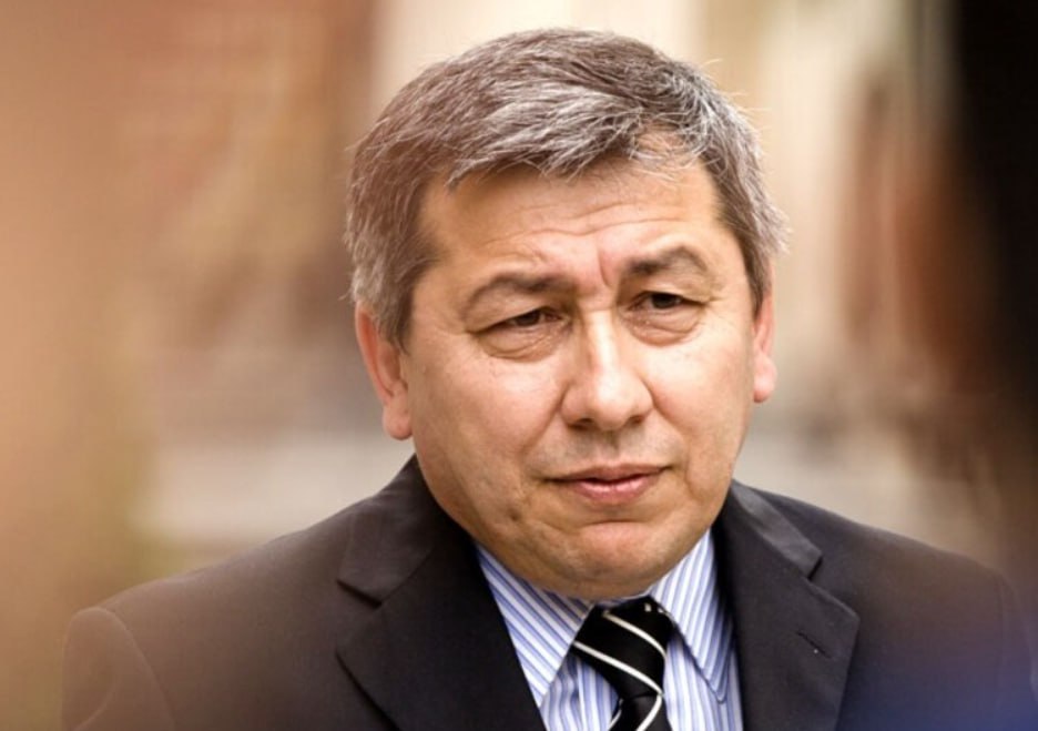 Алтай Гоюшов раскритиковал медиафорум Алиева: «Становится всё более отвратительно»  Историк и директор Бакинского исследовательского института Алтай Гоюшов раскритиковал проведение в Карабахе медиафорума, приуроченного к 150-летию азербайджанской прессы. В своём посте в    он написал:  «Одним из величайших парадоксов нашего времени является то, что Алиев — чьё репрессивное правление фактически уничтожило независимую прессу в Азербайджане и привело к заключению почти всех свободных азербайджанских журналистов — проводит медиафорум в честь 150-летия азербайджанской журналистики, параллельно привлекая внимание мировых СМИ своими привычными геополитическими заявлениями. Это становится всё более отвратительным».    Хроника Кавказа     YouTube