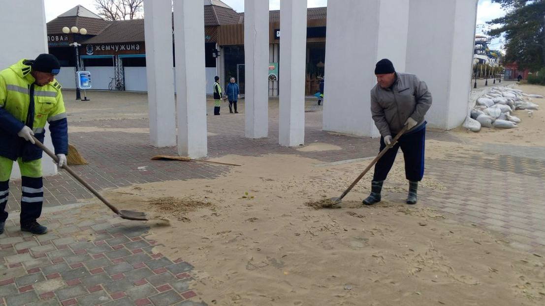 На пляже устраняют последствия шторма     Море выбросило мусор, водоросли, ветки. Волны намыли песок на пляжную инфраструктуру.   Сегодня с утра сотрудники ООО «Курорты Анапы» убирают последствия вчерашней стихии.