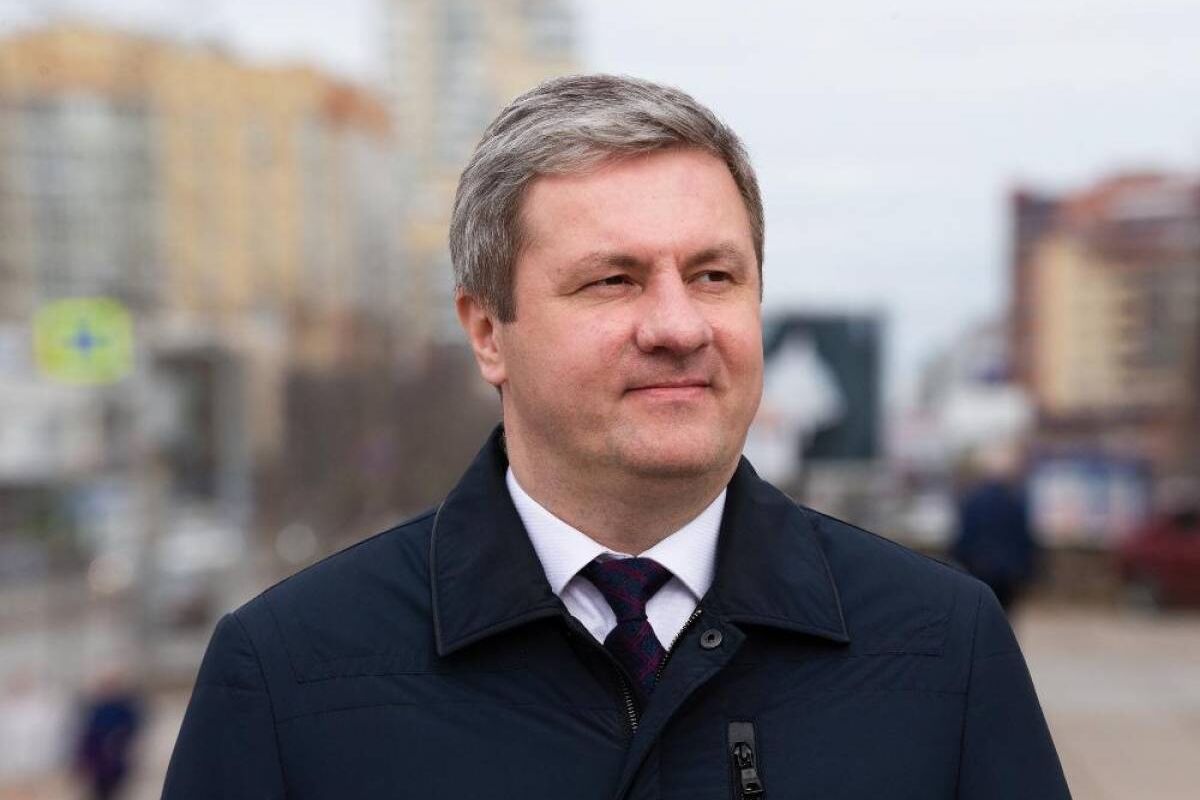 Дмитрий Морев переизбран главой Архангельска на 5 лет Депутаты Архангельска единогласно проголосовали за кандидатуру Дмитрия Морева который уже занимает эту должность с 2020 года Теперь срок его руководства продлится до 2030 года На выборах участвовали два кандидата Морев от Единой России и Александр Гурьев от Общественной палаты области