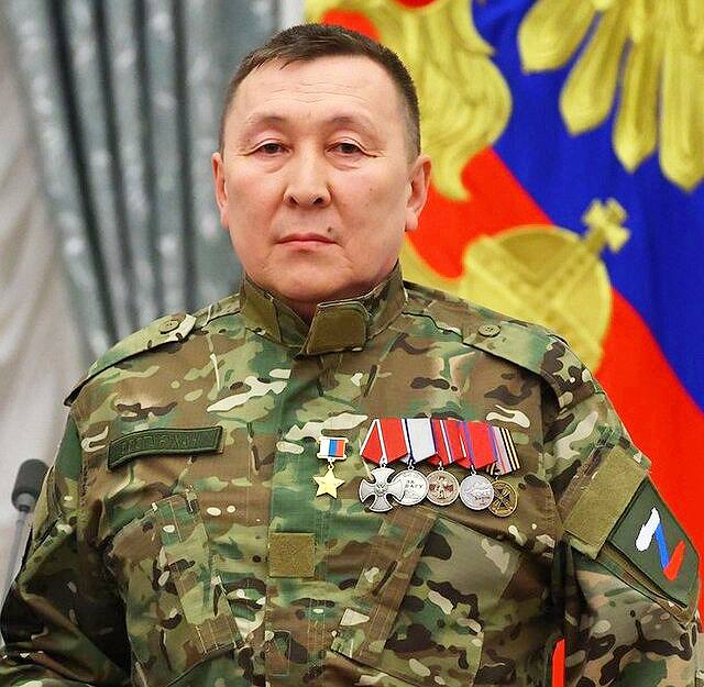 В Якутии действует 45 региональных мер поддержки военнослужащих и их семей, аналогичные меры приняты на муниципальном уровне. В 2024 году на реализацию этих программ направлено 5,5 млрд рублей, из них более 5 млрд выделены из бюджета республики, порядка 500 млн рублей – из местных бюджетов. В 2024 году реабилитационные услуги оказаны 900 участникам СВО и членам их семей на базе центров в Якутске, Нерюнгри, Олекминске, Нюрбе, а также в центрах социальной защиты Амгинского, Оленекского и Среднеколымского районов. Особое внимание уделено трудоустройству участников СВО: 629 человек трудоустроены на предприятия республики, более 150 направлены на профессиональное обучение при содействии филиала Государственного фонда «Защитники Отечества». Герой России Александр Колесов, депутат фракции партии «Единая Россия» в Госсобрании Ил Тумэн прокомментировал выступление Айсена Николаева, секретаря Якутского регионального отделения Партии «ЕДИНАЯ РОССИЯ», главы Республики Саха Якутия на сессии Госсобрания: Глава Якутии Айсен Сергеевич подробнее остановился на региональных мерах поддержки военнослужащих и их семей. Как фронтовик специальной военной операции, рад отметить, что данное направление является одной из важных задач региона и государства. Власти республики оказывают повсеместную помощь и поддержку. Продолжается актуальная, в настоящее время, задача, помочь вернувшимся участникам спецоперации адаптироваться к мирной жизни. Убежден, что работая с детьми, мы продолжаем помогать Родине, воспитать и вырастить настоящих защитников Отечества. #ЯкутияВперёд #ВместеТолькоВперёд #ЕдинаяРоссия #ЕР14