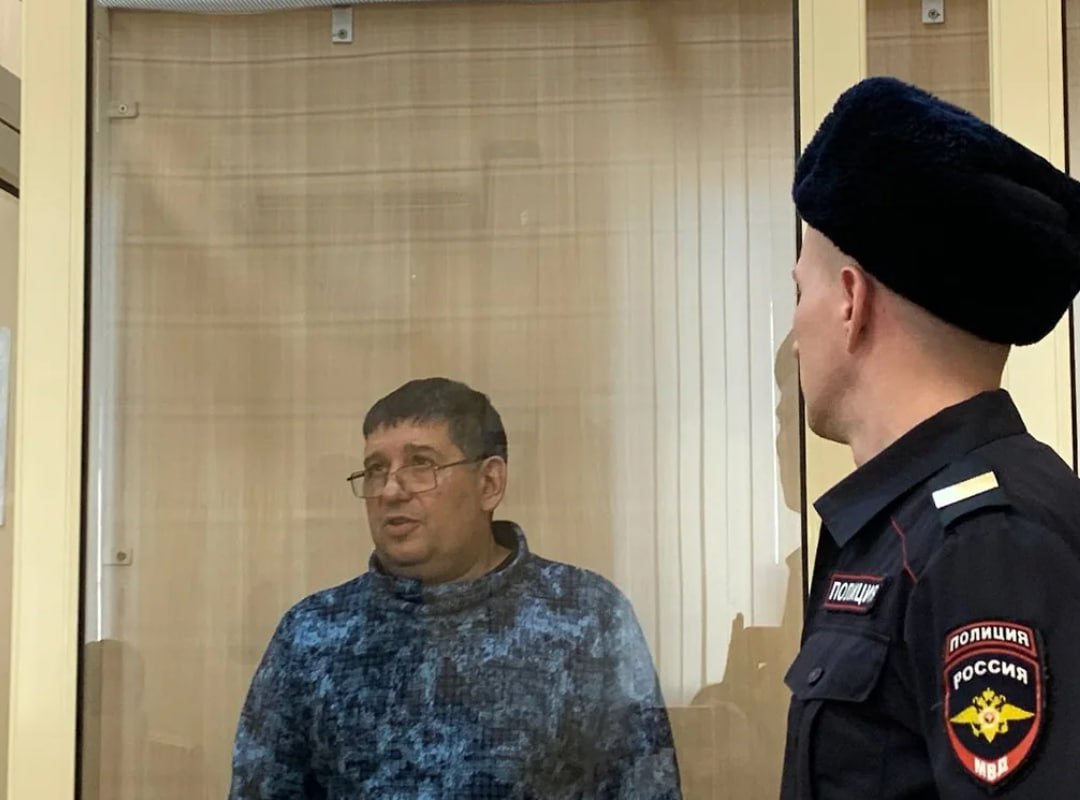 Бывшего начальника колонии строгого режима отпустили из СИЗО Чусовской суд изменил меру пресечения бывшему начальнику исправительной колонии 37 ГУФСИН по Пермскому краю Илье Асламову на фото с содержания под стражей на домашний арест Об этом сообщает Ura ru Господин Асламов обвиняется в получение взятки в крупном размере По версии следствия в апреле 2023 года он получил через посредника 150 тыс руб за совершение действий в пользу одного из осужденных