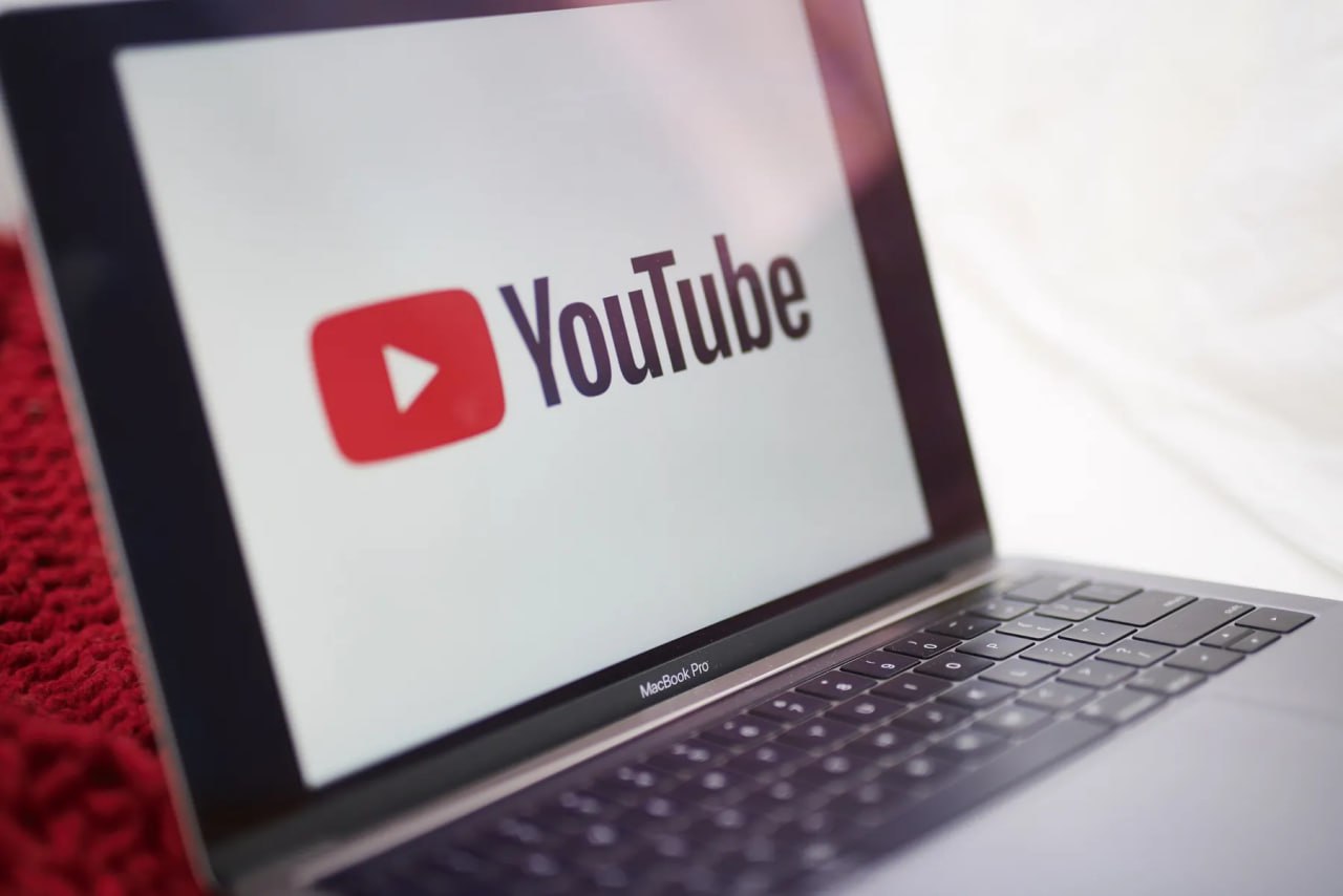 YouTube будет использовать ИИ для улучшения качества видео YouTube внедряет технологию искусственного интеллекта которая улучшит четкость видео низкого разрешения при просмотре на телевизорах Новая функция апскейлинга позволит автоматически повышать качество роликов загруженных в качестве ниже 1080p а в будущем до уровня 4K Оригинальные файлы при этом останутся без изменений а авторы смогут отключить функцию если захотят сохранить исходное изображение Видео улучшенные с помощью ИИ будут отмечены специальной пометкой Кроме того YouTube увеличивает допустимый размер превью до 50 МБ и тестирует загрузку более тяжелых видео стремясь повысить качество контента и укрепить позиции в конкуренции с Netflix TikTok и Instagram Reels kursivm kursiv news