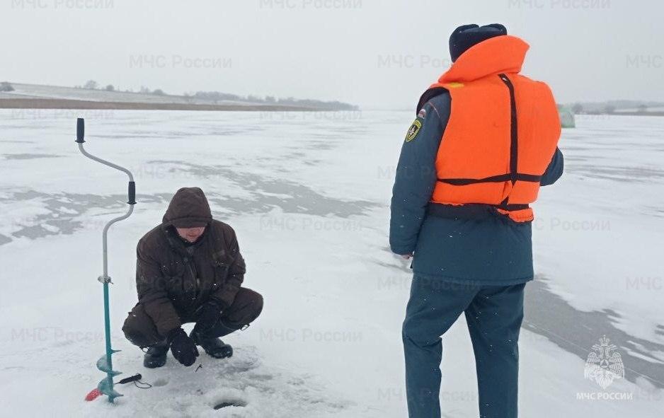 Инспекторы ГИМС МЧС России все выходные усиленно патрулируют водоемы региона  Спасатели патрулируют излюбленные места зимней рыбалки и отдыха вблизи рек, озёр и прудов по всей области. Усиленная профилактическая работа с жителями проводится каждые выходные. Инспекторы ГИМС напоминают каждому о том, что беспечность и несоблюдение элементарных правил безопасности может стоить жизни, вручают памятки и рассказывают, как действовать в случае беды.    Что делать, если провалился под лёд:   не паникуй, держись на плаву, избегай погружения с головой;   зови на помощь;  старайся выбраться на лед, широко раскинув руки;  выбравшись, перекатись и отползи в ту сторону, откуда пришел, ведь там прочность льда уже известна;  на берегу необходимо как можно быстрее переодеться. Если сухой одежды под рукой не оказалось, надо выкрутить мокрую и снова надеть ее. Чтобы согреться, выполни любые физические упражнения.    МЧС Тульской области   подписаться