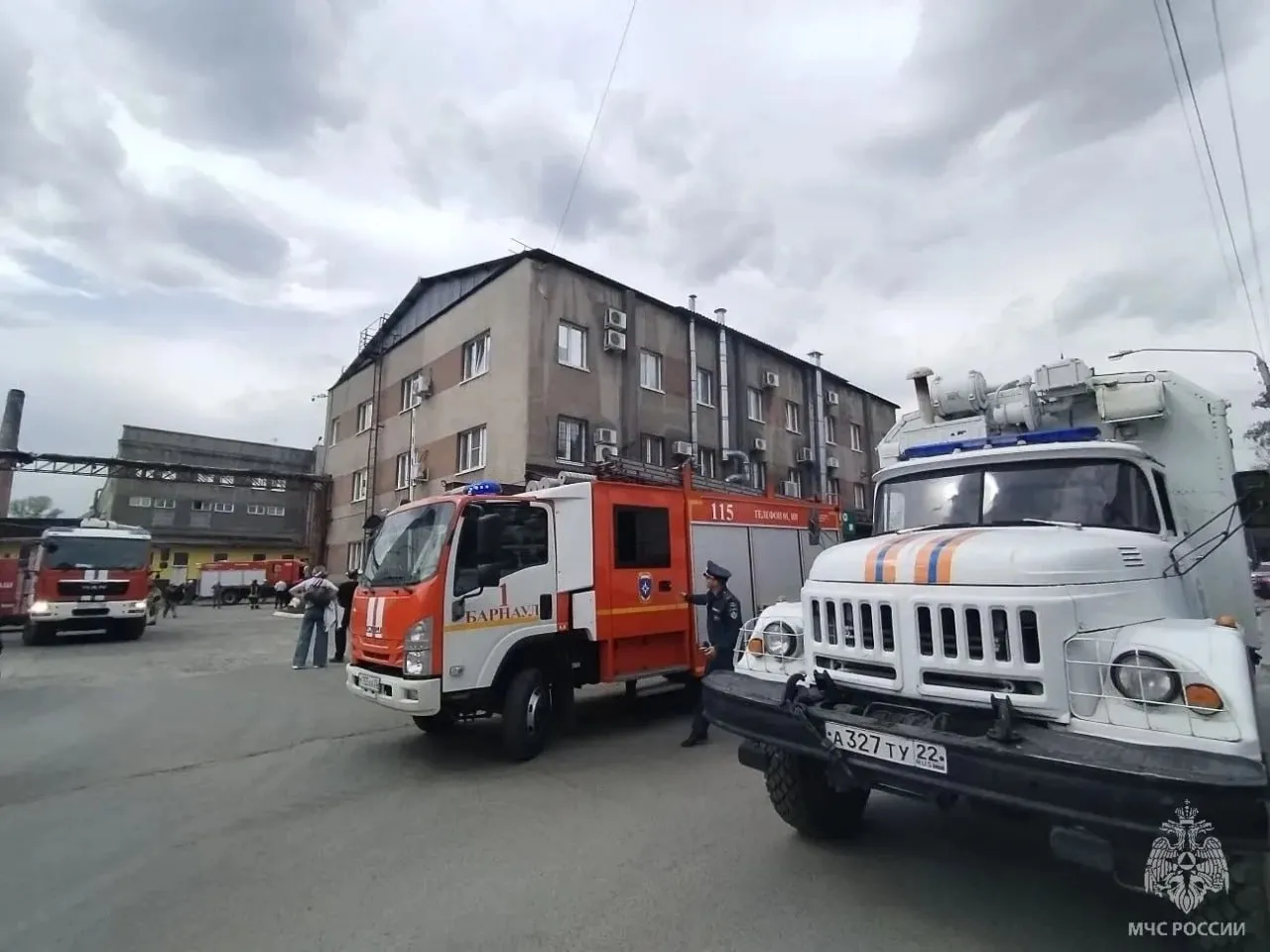 Днем 6 мая в Барнауле произошел пожар на территории хлебокомбината Алтайские закрома Как сообщили в пресс службе ГУ МЧС по Алтайскому краю горит крыша административного здания на площади 30 квадратов   www bankfax ru news 166143