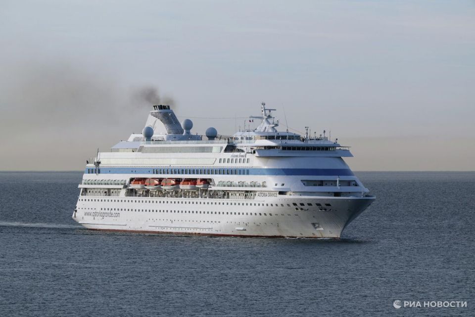 Источник лайнер с россиянами не смог пришвартоваться в порту Турции СТАМБУЛ 5 янв РИА Новости Круизный лайнер Astoria Grande с преимущественно россиянами на борту не смог пришвартоваться в порту турецкой Амасры на Черном море из за шторма сообщил РИА Новости осведомленный источник Лайнер отправился по маршруту из Сочи в Стамбул и обратно с заходами в турецкие порты Трабзон Самсун и Амасра Выход лайнера из Сочи задержался из за неблагоприятной погоды в Черном море маршрут был скорректирован за счет Трабзона Второго января лайнер подошел к порту Амасры но из за шторма не смог пришвартоваться сообщил источник Согласно обновленному маршруту лайнер должен зайти в порт Амасры в понедельник на обратном пути к Сочи Генеральное управление метеорологии Турции пре Подробнее