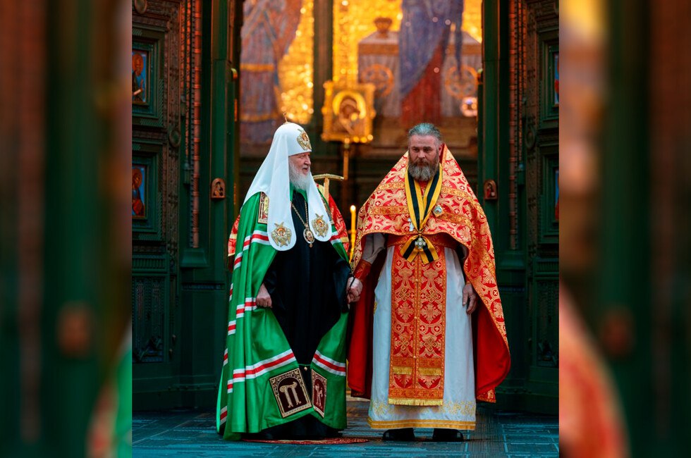 Участвовавший в операции «Труба» священник получил орден князя Димитрия Донского ДАН: Написать нам — тот самый батюшка, который прошел сквозь газовую трубу вместе с военными. Священник рассказал позже, что с бойцами присутствовал Господь, а сам он испытал настоящую благодать. «Именно этот скромный батюшка прополз по той страшной трубе. Риск был огромный, но мужество православного священника, его любовь к Отечеству оказалась сильнее всяких страхов. Поэтому достойно и праведно возложен на сего пресвитера отца Алексия этот высокий орден Русской Православной Церкви», — отметил Святейший Патриарх Московский и всея Руси Кирилл, вручая награду. Читать полностью
