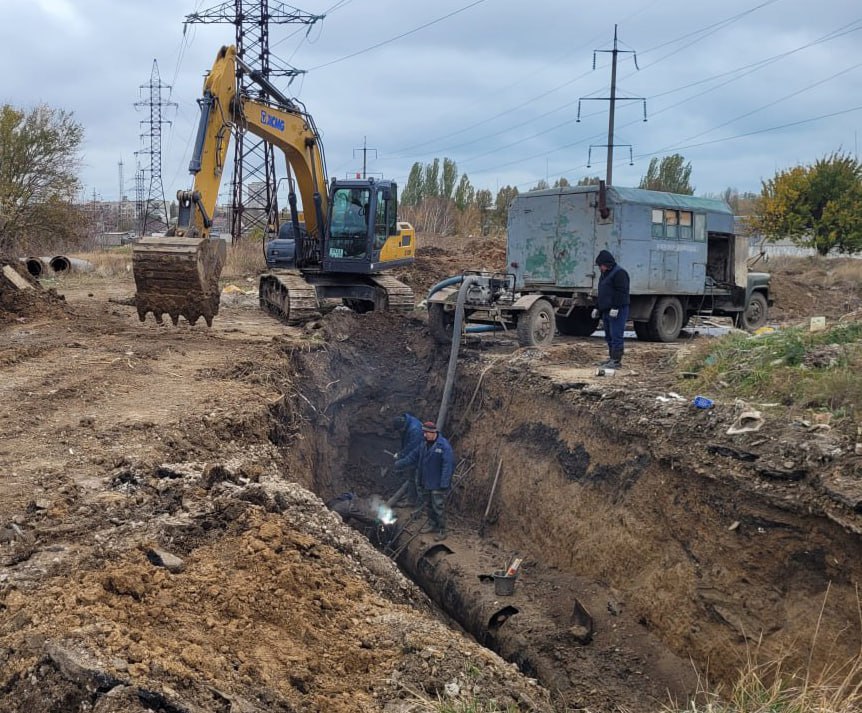 ‼ В воде и на трехметровой глубине работники водоканала устраняют порывы  Сотрудники «Бердянскводоканала» устранили сегодня очередной порыв на водоводе «Прилив»  ул.Космонавтов в районе «Стекловолокно» . Работы велись на глубине около 3-х метров. Обратите внимание в каких условиях приходится трудиться ремонтной бригаде. На фото также видно состояние трубы.   В данном месте аварийную ситуацию ликвидировали. Но аварии на водоводе «Прилив» происходят практически каждый день.    Тем временем вторая бригада уже четвертый день работает на ул. Горького. Здесь выполняются работы по замене более 200 метров аварийного участка водопровода от пр-та 12 Декабря. Укладывается новая ПВХ-труба Ø110мм.  По причине выполнения работ часть центра города получает воду по графику. Но после окончания работ водоснабжение будет в прежнем режиме. Аварийных ситуаций после замены изношенного участка трубы также будет меньше.