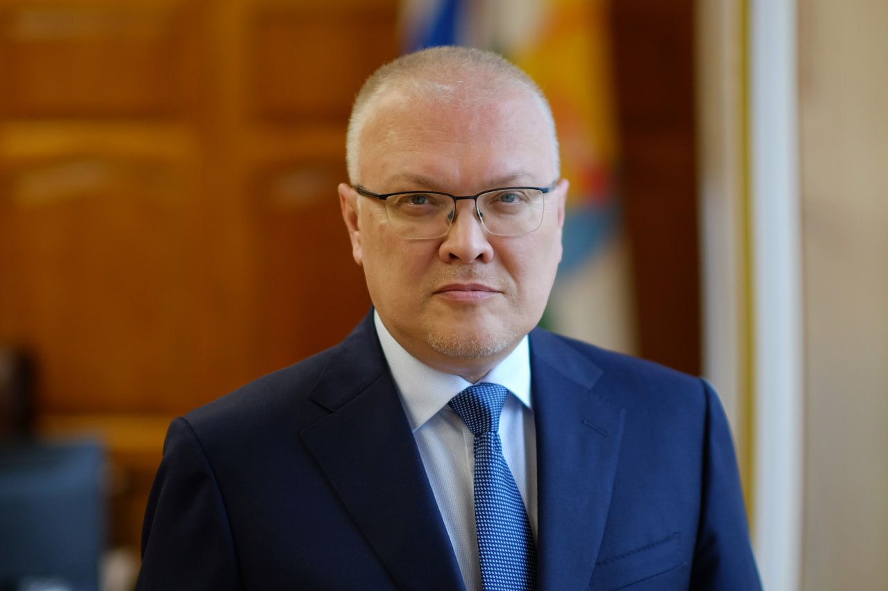 Президент России Владимир Путин объявил благодарность губернатору Кировской области Александру Соколову за заслуги в социально-экономическом развитии Кировской области. Документ опубликован на сайте Кремля.  В течение последних лет Кировская область показывает рост экономического и промышленного секторов. Так, по темпам роста промышленного производства в обрабатывающих отраслях регион занимает 7 место по стране, по динамике роста инвестиций — 3 место.  Кировская область входит в топ-5 субъектов РФ по производству молока, в топ-5 по развитию индустрии детских товаров. В регионе создаются сразу 4 промышленных кластера — в химической отрасли, производстве мебели, станкостроении и в индустрии детских товаров.  По достижению целей национальных проектов регион опережает общероссийский результат: согласно данным ГАС «Управление» уровень достижения в 2024 году составил 96,02% при общероссийском значении 92,9%.  В регионе ведется комплекс работ по благоустройству общественных пространств — за последние три года приведены в порядок 400 парков, скверов, дворов. Реализуются стратегически важные для региона и его жителей инфраструктурные проекты, получившие поддержку руководства страны. Начаты работы по строительству тоннеля под Транссибом. Идет масштабное строительство дороги на северо-запад.   Кировская область