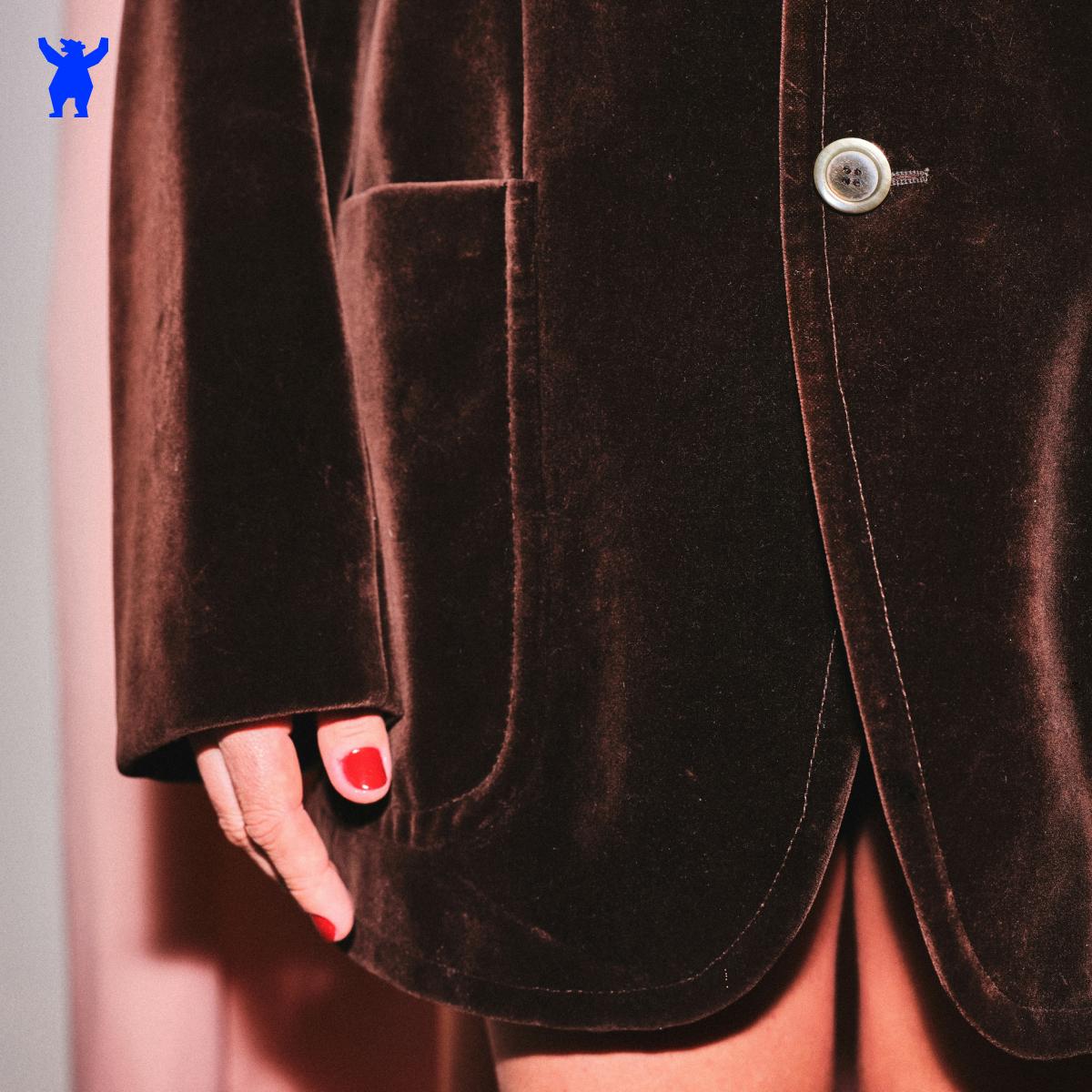 Впервые за 5 лет в России упал спрос на открытие франшиз Сильнее всего пострадали магазины одежды фастфуд и кофейни Рынок франшиз просел на 21 за последний год При этом интерес к теме не исчез за год число поисковых запросов выросло до 7 1 млн Покупатели продолжают изучать рынок но реже доходят до сделок Главные боли франчайзи дефицит кадров поиск помещения и трудности с рекламой и продажами Читайте на Russian Business rb ru