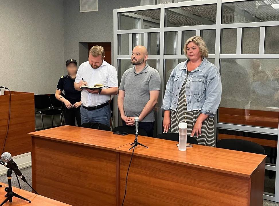 Кассационный суд освободил от наказания экс-чиновницу краевого минздрава Седьмой кассационный суд общей юрисдикции  Челябинск  удовлетворил кассационную жалобу на приговор экс-начальнику финансово-хозяйственного управления  ФХУ  краевого минздрава Марине Баровой  на фото справа . Об этом «Ъ-Прикамье» сообщил защитник госпожи Баровой адвокат Ильдар Салахиев. Ранее Ленинский районный суд признал экс-чиновницу виновной в совершении двух преступлений: по ч. 1 ст. 286 УК РФ  превышение полномочий  и пункту «в» ч. 3 ст. 286 РФ  превышение полномочий с причинением тяжких последствий . Оба эпизода суд переквалифицировал на ч. 1 ст. 293 УК РФ  халатность  и назначил новое наказание в виде 400 часов обязательных работ. «Поскольку госпожа Барова уже год находится в СИЗО, суд полностью освободил ее от дальнейшего наказания в связи с истечением срока давности привлечения к уголовной ответственности», — подчеркнул адвокат.