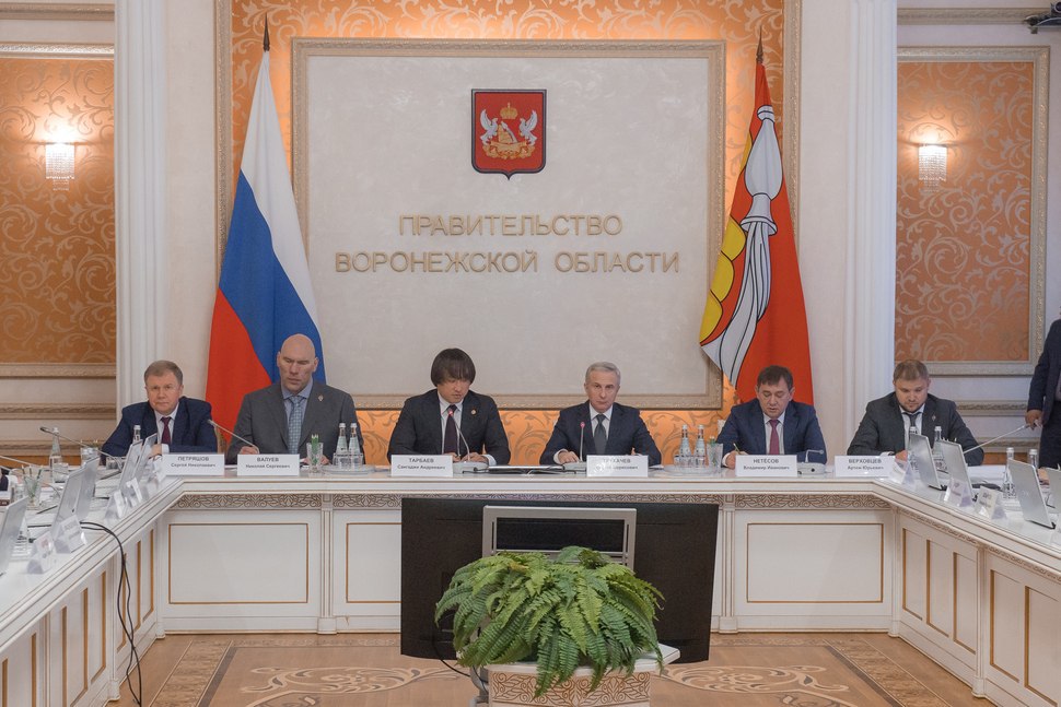 На круглом столе по туризму депутаты Госдумы высоко оценили потенциал Воронежской области В областном правительстве состоялся выездной круглый стол комитета Государственной Думы по туризму и развитию туристической инфраструктуры. Врио губернатора Сергей Трухачев, председатель комитета Госдумы Сангаджи Тарбаев, заместитель министра экономического развития Российской Федерации Дмитрий Вахруков, генеральный директор корпорации «Туризм.РФ» Сергей Суханов обсудили усовершенствование инфраструктуры, увеличение номерного фонда и создание новых точек притяжения в регионах страны. #официальноесообщение