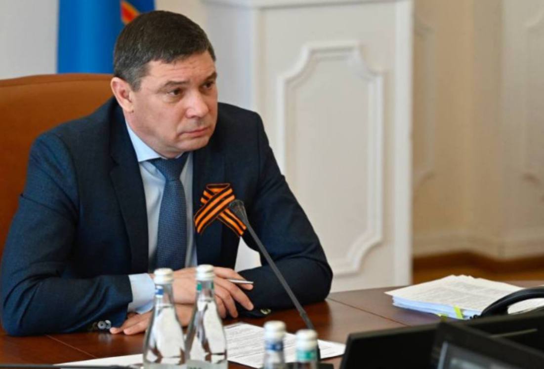 Тамбовское правительство проведет проверку обстоятельств получения земли под ИЖС Руководитель Тамбовской области Евгений Первышов на оперативном совещании 5 мая поручил провести служебные проверки в министерстве градостроительства и архитектуры и министерстве имущественных отношений и государственного заказа. Глава региона сообщил, что в двух министерствах выявлены возможные нарушения: чиновники на протяжении нескольких лет выделяли участки «псевдоинвесторам» без торгов и необходимых юридических процедур. Земля из областной собственности оформлялась под видом инвестиций, затем на ней строили дома, а после этого через суд узаконивали право собственности. На данный момент известно о 23 подобных случаях. Господин Первышов поручил провести служебную проверку всем сотрудникам, причастным к незаконному выделению участков. Результаты проверки станут основанием для обращения в правоохранительные органы. Ранее губернатор Тамбовской области назначил служебную проверку в отношении министра здравоохранения региона Екатерины Юньковой. После этого она объявила о своем уходе с поста.