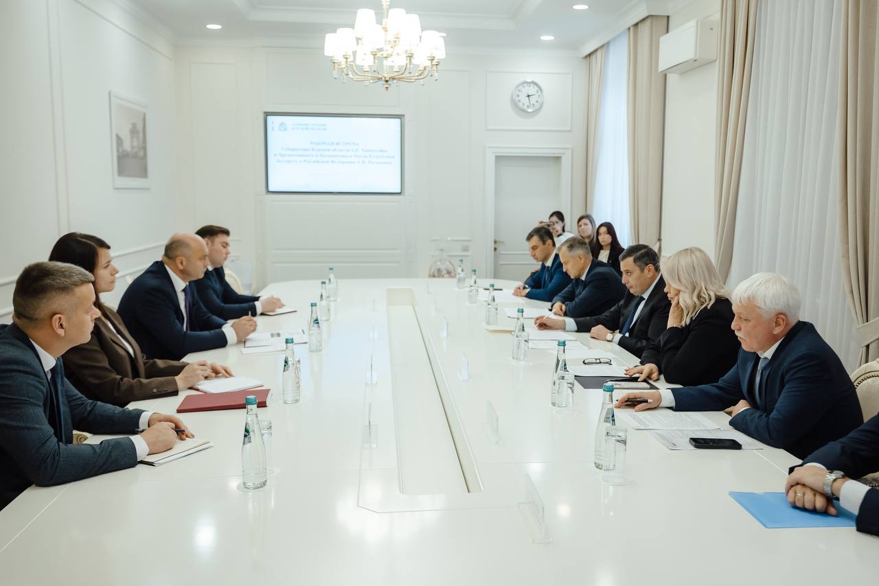 Товарооборот Курской области с Беларусью достиг четверти всей внешней торговли региона Губернатор Курской области Александр Хинштейн провёл рабочую встречу с Чрезвычайным и Полномочным Послом Республики Беларусь Александром Рогожником где обсудили расширение торгово экономического сотрудничества между регионом и республикой По словам главы региона за девять месяцев 2025 года товарооборот Курской области с Беларусью вырос на 50 и сейчас составляет около четверти всего объёма внешнеэкономической деятельности области В кооперации с белорусскими партнёрами участвуют более 25 промышленных предприятий региона В строительной сфере курская компания Инженер совместно с Мозырским домостроительным комбинатом уже возвела в Белорусском квартале свыше 80 тысяч квадратных метров жилья Отдельным блоком на встрече обсудили автомобильную отрасль белорусская сторона готова предложить льготные кредитные и лизинговые программы Также стороны договорились о совместной работе по увековечению памяти уроженцев Беларуси погибших 80 лет назад при освобождении Курской земли Курская Telega Прислать новость