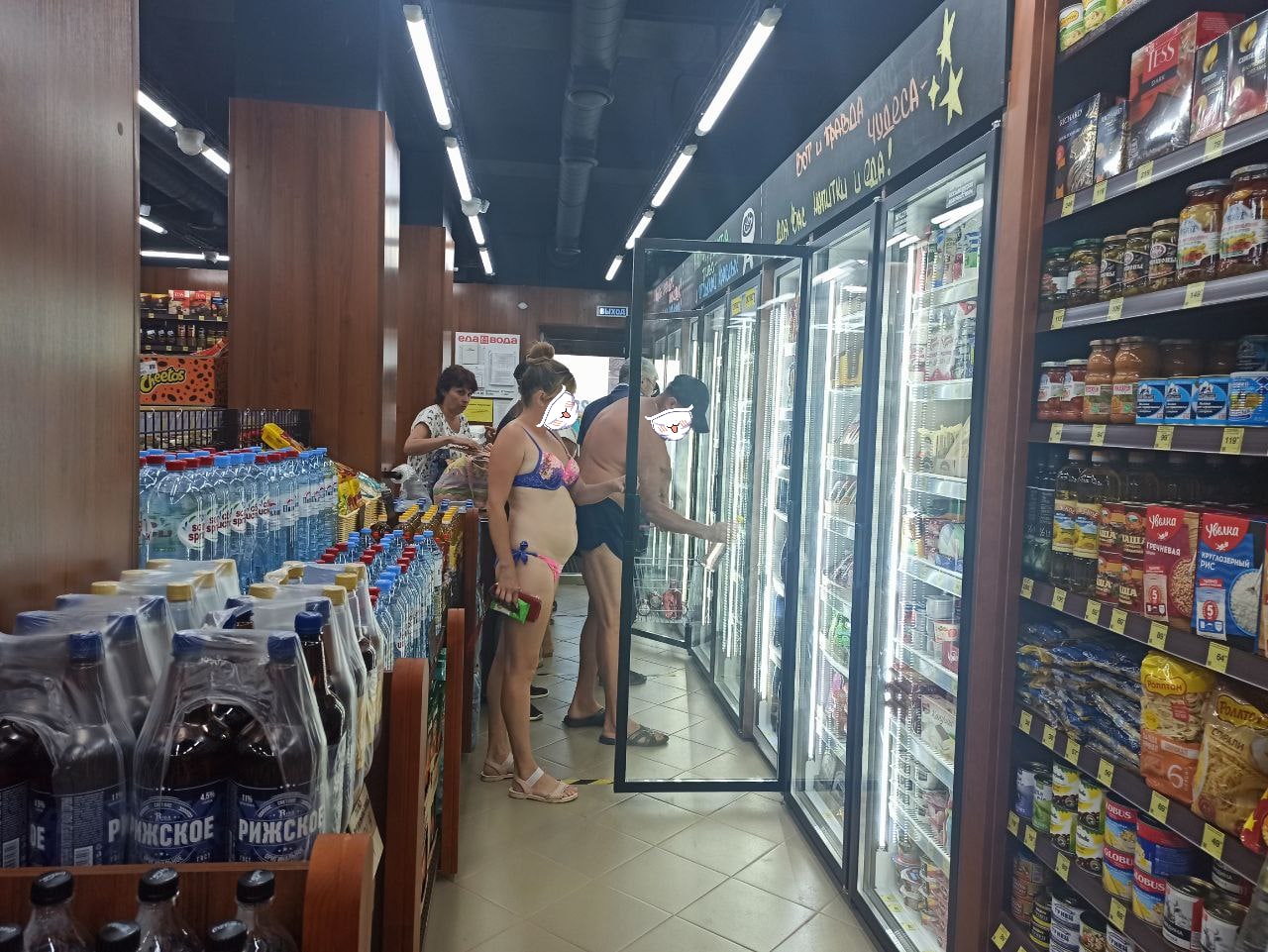 Да начнутся «войны» между туристами и крымчанами! А потому что нечего в трусах в купальниках где попало шляться! Подумали крымские депутаты и поддержали идею штрафов за пляжную одежду в общественных местах. Как пояснили в крымском отделении движения «Культурный фронт России», такая мера нужна «из уважения к окружающим». «Большая часть из нас — православные, мусульмане, иудеи. Каждый имеет определённые убеждения. И если человек считает, что это его личная свобода, у него есть свой личный дом, там может быть его личная свобода, его пространство. Но если мы говорим об общественных местах, то давайте считаться со всеми» - заявили в организации. Тема давняя. Каждый курортный сезон в Крыму «воюют» против туристов в купальниках в кафешках, магазинах и даже маршрутках. Мы тоже считаем, что это как-то… неуважительно, что ли. В Севастополе еще в прошлом году хотели ввести штрафы за это. Но, вроде, так и не ввели. Фото наши, В Севастополе такую картинку как-то и лицезрели. Так себе "картина".