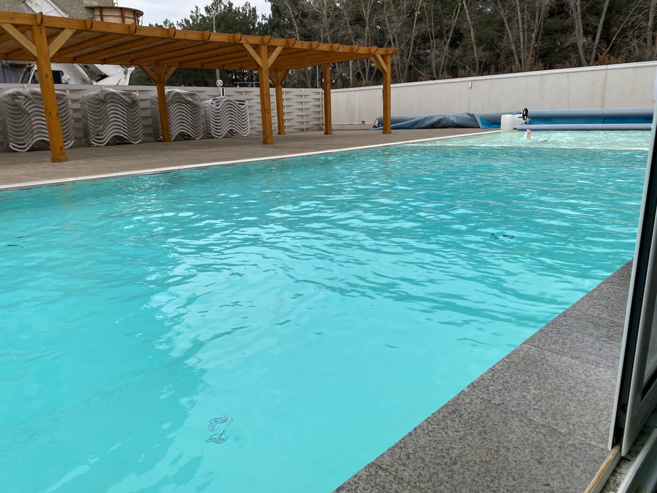 Более 24 тысяч сертификатов на санаторное лечение выдали ветеранам СВО на Кубани Фактически оздоровлением уже воспользовались около 6 тыс человек Программа комплексного восстановления здоровья была запущена по поручению губернатора Вениамина Кондратьева в 2023 году и является бессрочной Участники СВО могут использовать сертификат в любое удобное время а также взять с собой на лечение членов семьи родителей супругов и детей Сегодня к программе подключены 46 санаторно курортных организаций Сертификаты выдают в управлении соцзащиты населения края Номинал сертификата составляет до 100 тыс рублей для военнослужащих и добровольцев и до 130 тысяч рублей для инвалидов I группы Владелец самостоятельно выбирает санаторий и продолжительность пребывания Отметим что во время Прямой линии губернатор подтвердил что программа санаторно курортного лечения для военнослужащих продолжится в 2026 году Телеканал Краснодар в MAX Написать нам