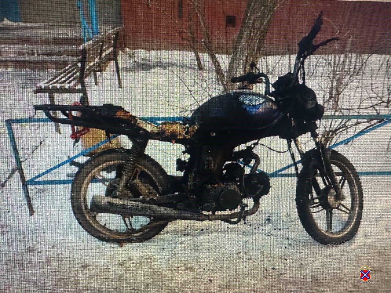 Волгоградцу грозит до 5 лет тюрьмы за поджог мопеда сводного брата 25 января в подъезде многоквартирного дома загорелся Racer Главным подозреваемым оказался ранее судимый 42 летний мужчина старший сводный брат владельца мопеда При задержании в преступлении он сознался и рассказал что поссорился с родственниками и решил отомстить воспользовавшись зажигалкой Возбуждено уголовное дело об умышленном повреждении имущества Подписаться Перейти на сайт MAX