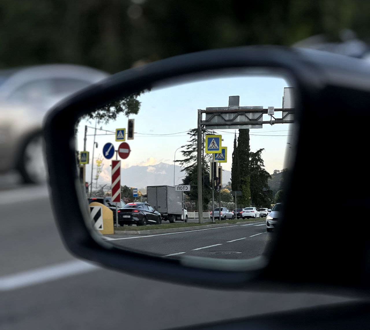 На обходе Адлера приступили к строительству самой длинной эстакады На объекте набраны хорошие темпы работ Сегодня дорожники начали подготовку к возведению самой длинной эстакады вдоль левого берега реки Кудепсты с одной стороны и оползневого горного массива с другой Начинаться она будет у Тихого переулка и заканчиваться въездом в тоннели с западной стороны обхода отметил заместитель председателя правительства РФ Марат Хуснуллин Стройка