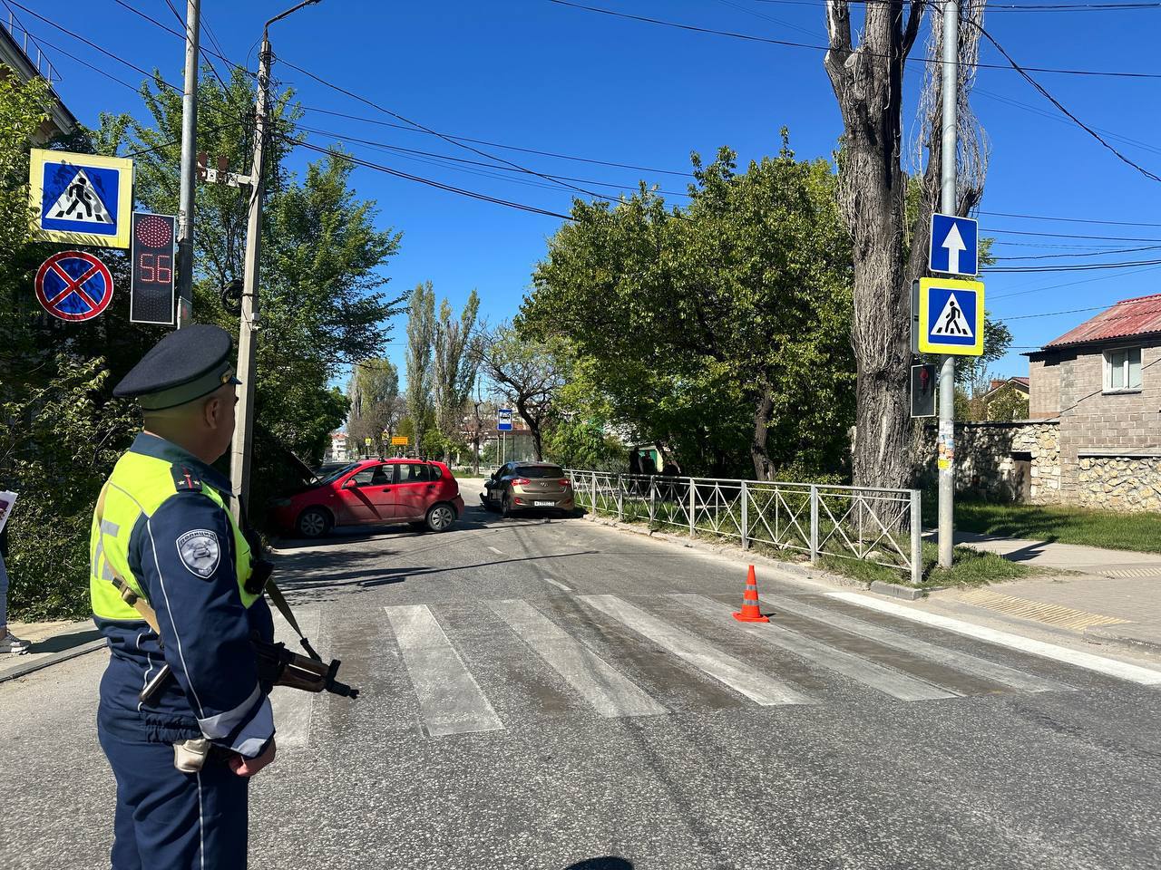 В Севастополе произошло ДТП из-за мальчика, перебегавшего дорогу на "красный". Водителю Chevrolet пришлось резко затормозить и в него сзади врезался Hyundai, рассказали в полиции города. 16-летний парень в больнице, правоохранители проверяют инцидент.