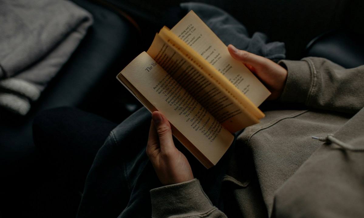 Минцифры разрабатывает книжную карту для молодежи Проект станет аналогом Пушкинской карты молодые люди будут получать определенную сумму которую смогут потратить на покупку книг Сейчас ведомство проработает формат номинал и технические особенности По данным Коммерсанта оператором карты может стать VK или Яндекс На книжном рынке инициативу называют своевременной за первые восемь месяцев 2025 года продажи упали на 6 18 Новая программа может дать минимум 5 к продажам   Главное условие на котором настаивают издатели и ретейлеры не ограничивать ассортимент классикой а добавить в список научпоп образовательные книги и современные жанры settersmedia news