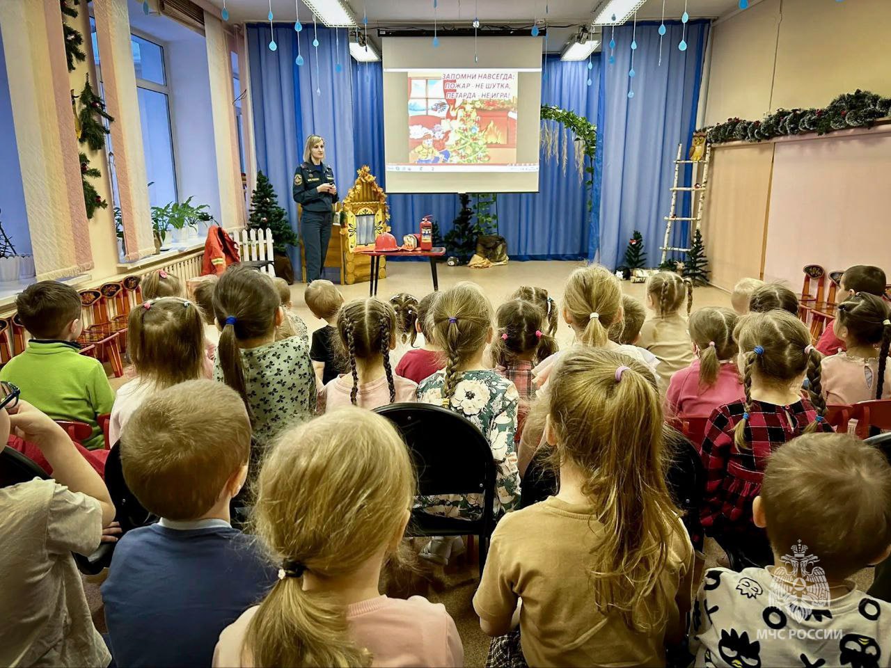 Свердловские огнеборцы обучили детей правилам пожарной безопасности в преддверии Нового года В волшебное время новогодних праздников важно помнить о безопасности Свердловские пожарные провели увлекательное занятие в детском саду где рассказали малышам о том как избежать опасностей и правильно действовать в случае пожара На занятии огнеборцы объяснили детям основные правила поведения при пожаре и важность соблюдения мер безопасности в домашних условиях Малыши с интересом слушали рассказчиков задавали вопросы и активно участвовали в интерактивных играх что помогло им лучше усвоить полученные знания Такое мероприятие не только научило детей основам безопасности но и стало важным шагом к формированию у них ответственности и осторожности Надеемся что полученные знания помогут малышам быть внимательными и безопасно провести новогодние праздники mchs66 Подписывайся на МЧС России в MAX ВК МЧСРоссии МЧС66 СвердловскаяОбласть 1ПСО
