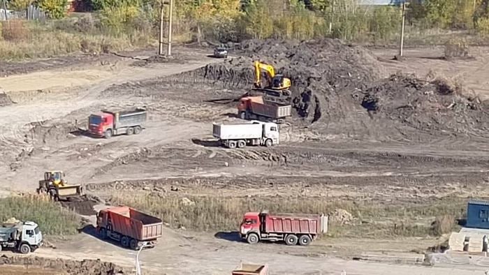 В Омске начали строить самую большую школу в городе В Омске стартовало строительство крупнейшей в регионе школы Новое учебное заведение рассчитанное на 1550 учащихся возводится в левом берегу Омска на улице Шаронова по инициативе губернатора Виталия Хоценко Проект предусматривает создание современной инфраструктуры включающей спортивный комплекс концертный зал столовую и инновационные учебные пространства Работы ведет строительная компания Брусника известная своими крупными проектами федерального уровня Отмечается что уже начаты подготовительные мероприятия площадка расчищается вскоре начнется формирование котлована и установка свайного фундамента Всего в основание здания заложат 935 свай Общий объем используемого бетона составит порядка 15 тыс куб метров В школе планируется обустроить 62 кабинета большой актовый зал на 522 зрителя и столовую на 755 посадочных мест