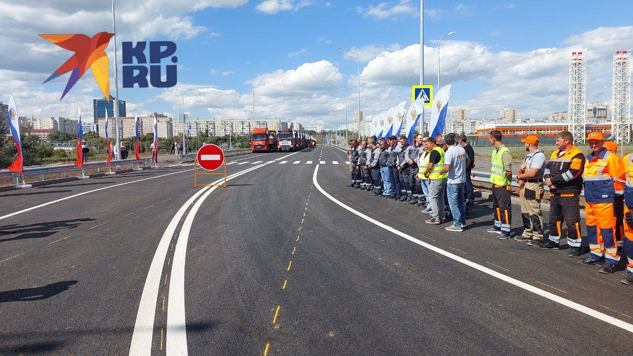 В Оренбурге сегодня пройдет техническое открытие дублера Гагарина Чкалова Новую дорогу осмотрят полномочный представитель Президента РФ в ПФО Игорь Комаров и врио губернатора Евгений Солнцев Ее открыли на год раньше В этом году ещё три месяца будут идти работы но частный транспорт уже начнёт курсировать Протяжённость новой четырехполосной магистрали 5 870 метров а с карманами и примыканиями 6 7 к Она соединила улицу Степана Разина с Загородным шоссе разгрузив проспект Гагарина и улицу Чкалова Полноценное открытие запланировано на декабрь 2026 года