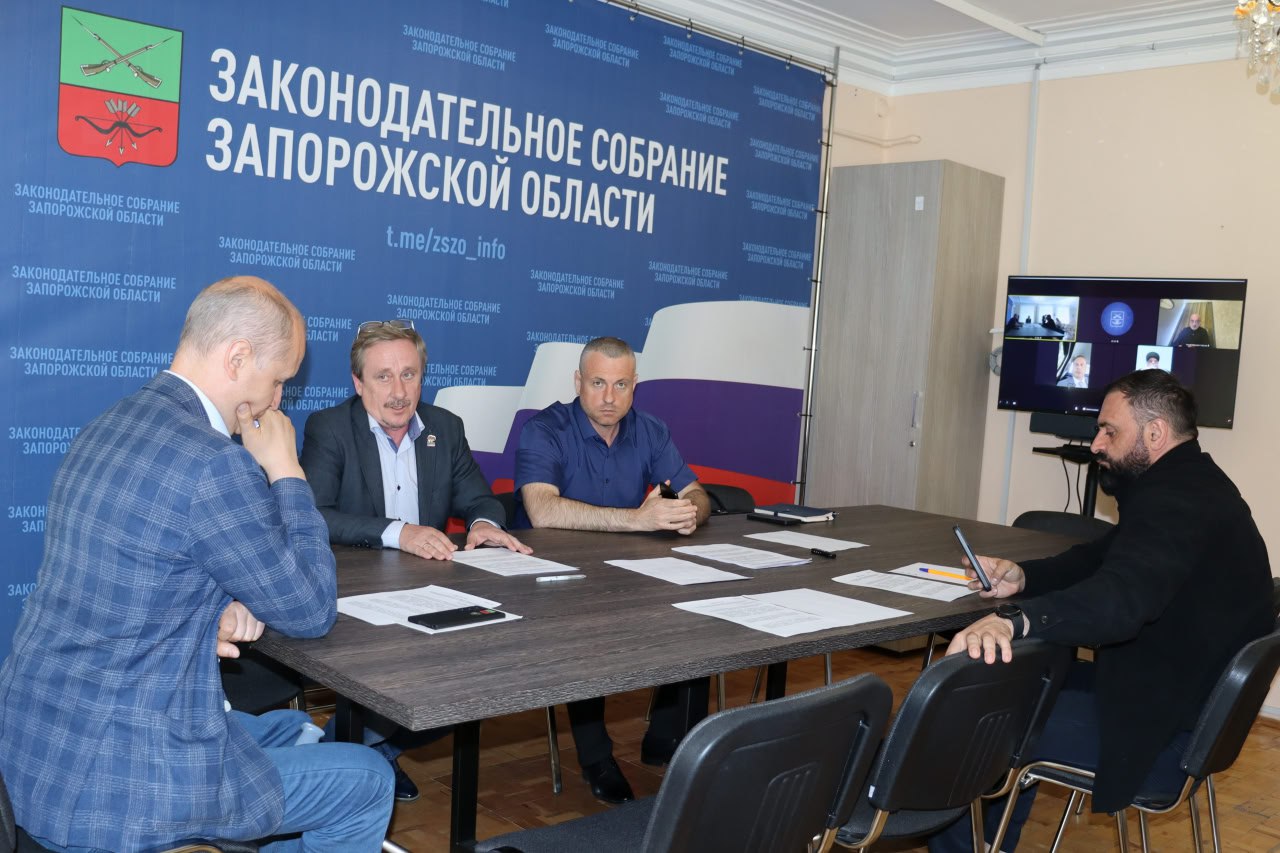 Состоялось заседание комитета Законодательного Собрания Запорожской области по государственному управлению и местному самоуправлению В связи с отпуском председателя комитета Законодательного Собрания Запорожской области по государственному управлению и местному самоуправлению Максима Юрьевича Зубарева, председательствующим текущего заседания комитета единогласно был избран Владислав Викторович Ащеулов, который представил доклады: о проекте постановления Законодательного Собрания Ленинградской области Которое касается обращения к Председателю Правительства РФ с предложением включения реконструкции модернизации , капитального ремонта отдельных социальных объектов в перечень направлений, реализуемых в рамках одной из государственных программ РФ; о рассмотрении двух проектов федеральных законов, вносящих изменения в Кодекс Российской Федерации об административных правонарушениях в части установления процессуальных полномочий и в части уточнения порядка оплаты административного штрафа. Сегодня в повестке работы комитета было отработано три вопроса. Два из них касались внесения изменений в действующее законодательство, а именно в Кодекс Российской Федерации об административных правонарушениях. Подобные изменения происходят на постоянной основе для того, чтобы действующие нормативные акты не теряли свою актуальность, для того, чтобы административных нарушений становилось меньше. Третий вопрос касался включения ремонта, модернизации и реконструкции отдельных социальных объектов в действующую государственную программу, чтобы максимально быстро вводить такие объекты в эксплуатацию, поскольку они необходимы для населения, в особенности, для его незащищенных слоев. - подвел итоги заседания комитета временно избранный председательствующим, депутат Законодательного Собрания Запорожской области, член комитета по государственному управлению и местному самоуправлению Владислав Викторович Ащеулов. Законодательное Собрание Запорожской области ТГ-канал ГоспабликВК Сайт