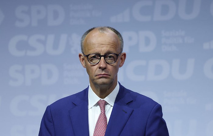 Bloomberg пишет что Мерц может потерять пост до окончания срока полномочий Обострение экономических проблем в Германии разногласия в правящей коалиции активизация оппозиции и недовольство населения работой правительства могут побудить канцлера Фридриха Мерца уйти в отставку считает агентство Его неспособность решить многие из этих ключевых задач не только способствовала активизации крайне правых партий таких как Альтернатива для Германии но и породила предположения о том что правительство Мерца может постичь участь его предшественника Олафа Шольца и рухнуть до окончания срока полномочий говорится в публикации Согласно недавнему опросу телеканал N tv лишь 16 немцев хотят видеть Мерца кандидатом в канцлеры на следующих федеральных выборах Фото Sean Gallup Getty Images interfaxonline