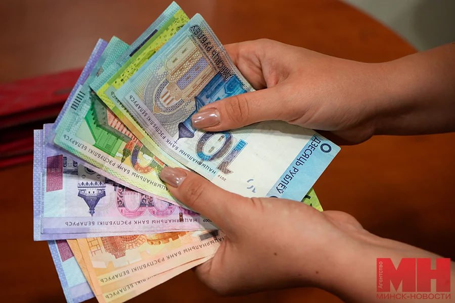 Средняя зарплата в Минске достигла почти 3,5 тыс. рублей. В апреле она равнялась 3 499,8 рубля. Лидирующие позиции удержали работники сферы информации и связи. Их средняя зарплата за месяц составила 6 818,9 рубля. «Минск-Новости» MINSKNEWS.BY Telegram Viber FB VK Inst TikTok YouTube