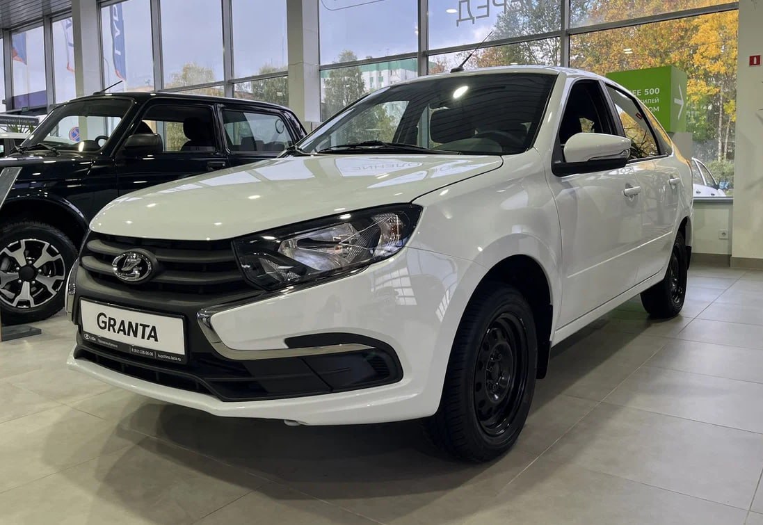 Глава АвтоВАЗа призвал остановить ценовые войны В автосалонах по некоторым брендам, не буду называть каким конкретно, но тем не менее, скидки составляют 700 и 800 тысяч рублей. Ну, извините, у нас сегодня 800 тысяч рублей стоит Lada Granta в базовом исполнении. Невозможно машину просто дарить, поэтому, соответственно, эта ценовая война должна быть остановлена — приводит слова Максима Соколова «Российская газета».