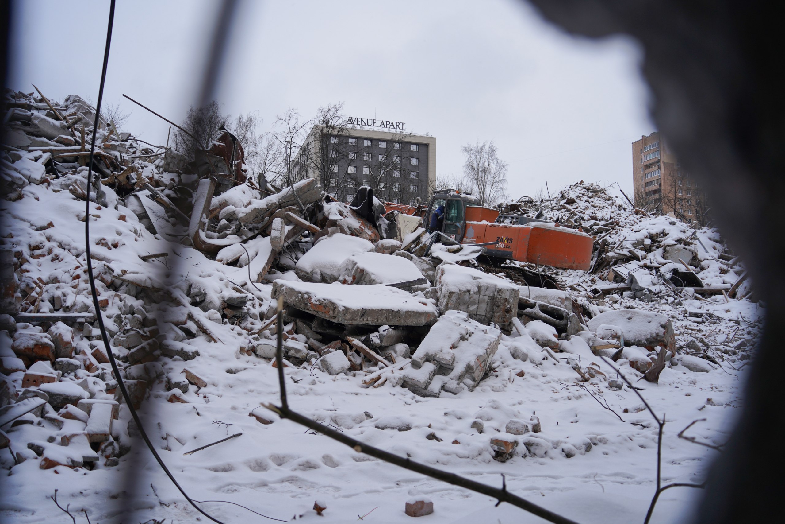 Снесенному ВНИИБ отказали в статусе памятника Комитет по охране памятников КГИОП опубликовал распоряжения об отказе сразу по трем заявкам градозащитников о включении бывшего Института бумажной промышленности ВНИИБ 1957 года постройки в список объектов культурного наследия Четвертая заявка все еще рассматривается властями следует из перечня объектов с признаками культурного наследия Это значит что снос здания по прежнему незаконен однако 12 января оно уже было полностью снесено Детали Градозащитники планировали обжаловать отказы КГИОП в суде однако до их официальной публикации сделать это было невозможно В опубликованных КГИОП документах по словам активистов юридических оснований для отказа нет Комитет как отмечают градозащитники не раскрывает состав комиссии принимавшей решение а также мотивы отказа Кроме того один из отказов по заявлению о присвоении зданию статуса объекта культурного наследия до сих пор не опубликован В связи с этим здание ВНИИБ формально остается в списке объектов обладающих признаками объекта культурного наследия Контекст Градозащитники боролись за сохранение здания с момента когда его приобрел московский застройщик ФСК в 2019 году Историческую ценность здания ВНИИБ поддержало не менее пяти аттестованных экспертов Снос здания ВНИИБ на 2 м Муринском проспекте начался 8 января К локации с утра свозили технику рабочих и охрану несмотря на присутствие местных жителей и градозащитников которые заранее узнали о подготовке оцепления Между активистами и охраной происходили стычки В первый день снос удалось временно остановить однако на следующий день объект усилили силовиками Полиция задержала не менее 16 защитников ВНИИБ большинству назначили штрафы или административный арест После завершения сноса было возбуждено уголовное дело о хулиганстве одного из активистов 54 летнего Антона Глухова отправили под домашний арест Фото Бумага Подписывайтесь на Бумагу и предлагайте новости