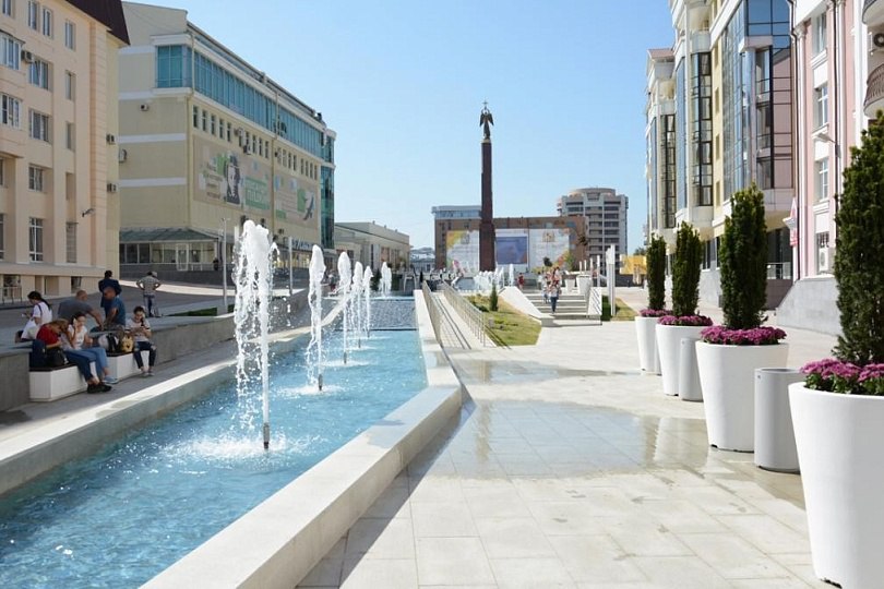 Благоустроить Александровскую площадь хотят в Ставрополе за 28,3 млн рублей Сейчас власти города ищут подрядчика — тендер появился на портале госзакупок. Победителю аукциона предстоит обследовать территорию и внести предложения по её улучшению. Все архитектурные решения должны быть описаны и сопровождаться эскизами. Также подрядчику придётся отреставрировать стелу с ангелом-хранителем, сохранив её первозданный облик.