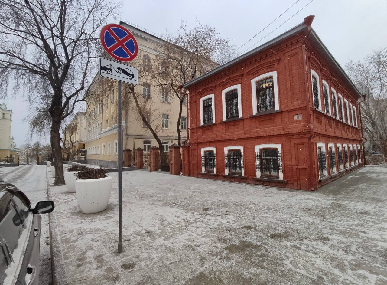 В Екатеринбурге продадут дом Рожнова рядом с резиденцией губернатора  Администрация города утвердила условия приватизации дома Рожнова в Почтовом переулке, 9. Здание и земля оценивается более чем в 35 миллионов рублей, следует из постановления на сайте мэрии.  Власти планируют продать дом и землю на открытом аукционе в 2025 году — у здания нет статуса объекта культурного наследия, поэтому новый собственник сможет снести его.  Напомним, что ранее особняк использовал муниципальный Объединенный музей писателей Урала — до 2019 года там хранились экспонаты.  Новости Екб тут