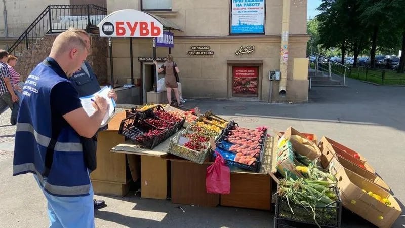 Забывчивость   Петербургские депутаты предлагают сносить несогласованные ларьки на частной земле.   В комитете по контролю за имуществом пояснили, что у городских властей сейчас  фактически нет полномочий демонтировать НТО, если они стоят на частной земле.   Формально ларьки должны быть согласованы с комитетом по градостроительству и архитектуре, но предприниматели часто этого не делают.   А чиновники не вспоминают...    Версия