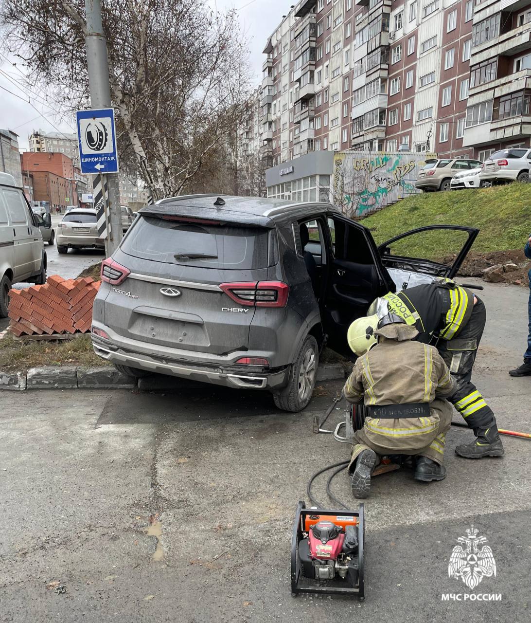 День автомобилиста был вчера. А уже сегодня утром пожарные и спасатели несколько раз выезжали на помощь водителям и пассажирам.  В Железнодорожном районе Новосибирска сотрудники МЧС России и МАСС деблокировали зажатую при ДТП пассажирку и передали её медикам. Работы завершились за 20 минут.   Ранее 8 пожарных МЧС России выезжали на место возгорания автомобиля на улицу Военная. За 3 минуты огнеборцы ликвидировали открытое горение. Огнем поврежден моторный отсек на площади 1,5 м². Пострадавших нет.  МЧС России напоминает:    вовремя проходи техосмотр;  ремонт доверяй специалистам;  купи в машину огнетушитель и умей им пользоваться;  соблюдай правила дорожного движения.   Безопасность начинается с тебя!  Вчера огнеборцы спасли двух человек при ДТП на ул. Писемского.