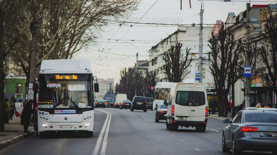 Проспект Кирова в Симферополе временно перекроют СИМФЕРОПОЛЬ 28 окт РИА Новости Крым В Симферополе временно ограничат движение транспорта по проспекту Кирова из за строительных работ в Детском парке Об этом сообщили в администрации города По данным властей специалисты будут демонтировать ограждение С 23 00 29 октября и до 04 00 30 октября в связи с проведением работ по монтажу ограждения Детского парка будет временно ограничено движение транспорта по проспекту Кирова на участке от улицы Генерала Попова до строения 53 говорится в публикации Власти просят гостей и жителей города заранее планировать маршрут с учетом этой информации Подробнее