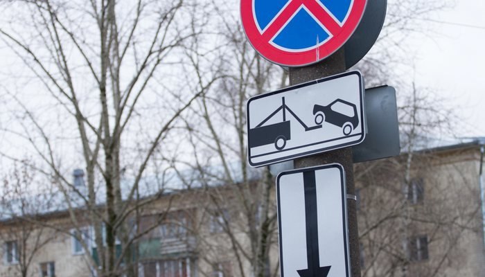 В Екатеринбурге дорожники заплатят 80 тысяч девочке, которую травмировал упавший знак. Муниципальная служба организации дорожного движения заплатит 80 тысяч рублей девочке, на которую 9 июля прошлого года упал и травмировал дорожный знак. Знак находился в наклонном положении и не был достаточно прочно закреплен. В результате падения ребёнок получил ушибы головы и правой голени, а также травмы мягких тканей лица и головы. За исполнением решения суда будет следить прокуратура. Подписаться Новости Екатеринбурга