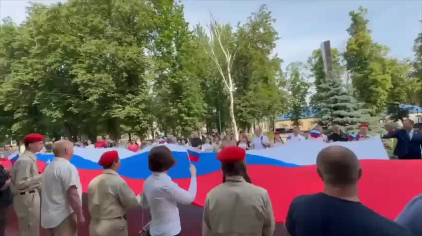 Волноваха отметила День России с развертыванием огромного флага