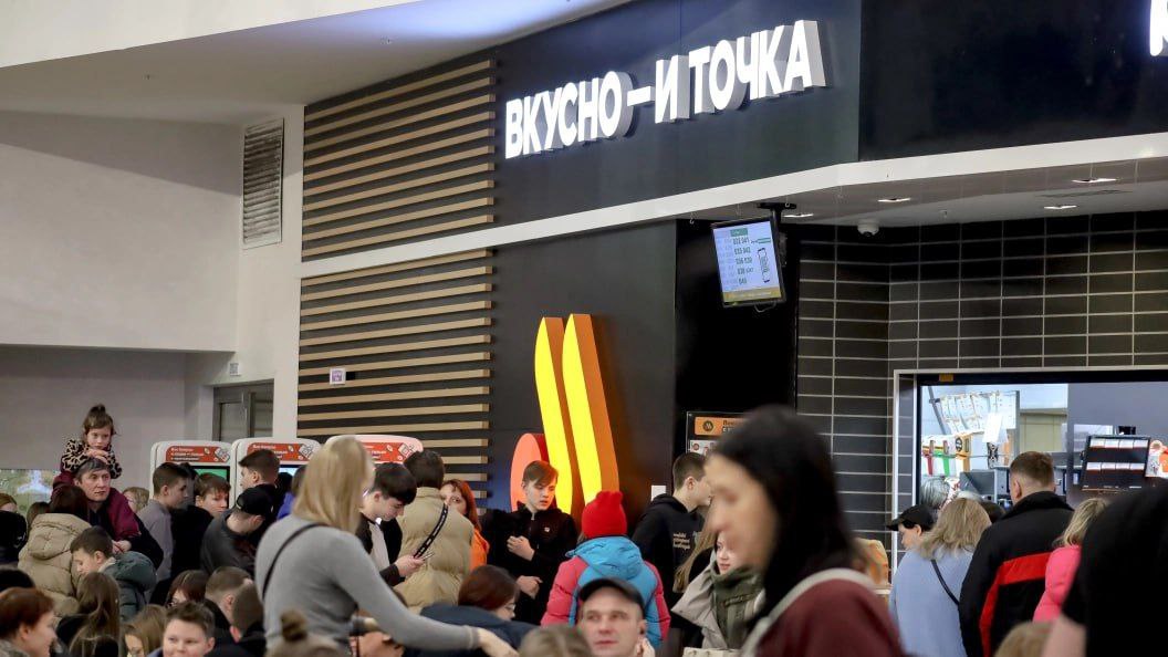 Bloomberg: Успех российских брендов может затруднить возвращение западных компаний. Российские версии таких компаний, как McDonald s и Starbucks, могут стать препятствием для возвращения западных брендов на российский рынок, — сообщает Bloomberg. Агентство отмечает, что сочетание западных традиций и местного опыта в меню новых сетевых ресторанов демонстрирует, насколько крепко эти компании закрепились в России. После того как McDonald s и Starbucks ушли с рынка, их нишу заняли местные франчайзи. Bloomberg также указывает, что международные компании смогут вернуться в страну только при условии, что они не будут мешать дальнейшему развитию российских производителей.