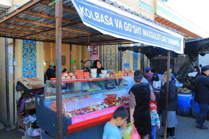 В Заамине на рынке развернута ярмарка продуктов со сниженными ценами по случаю Рамазана потребители смогут купить 23 вида продуктов включая мясо и яйца по заверению районного хокимията продукты высокого качества а не льготного