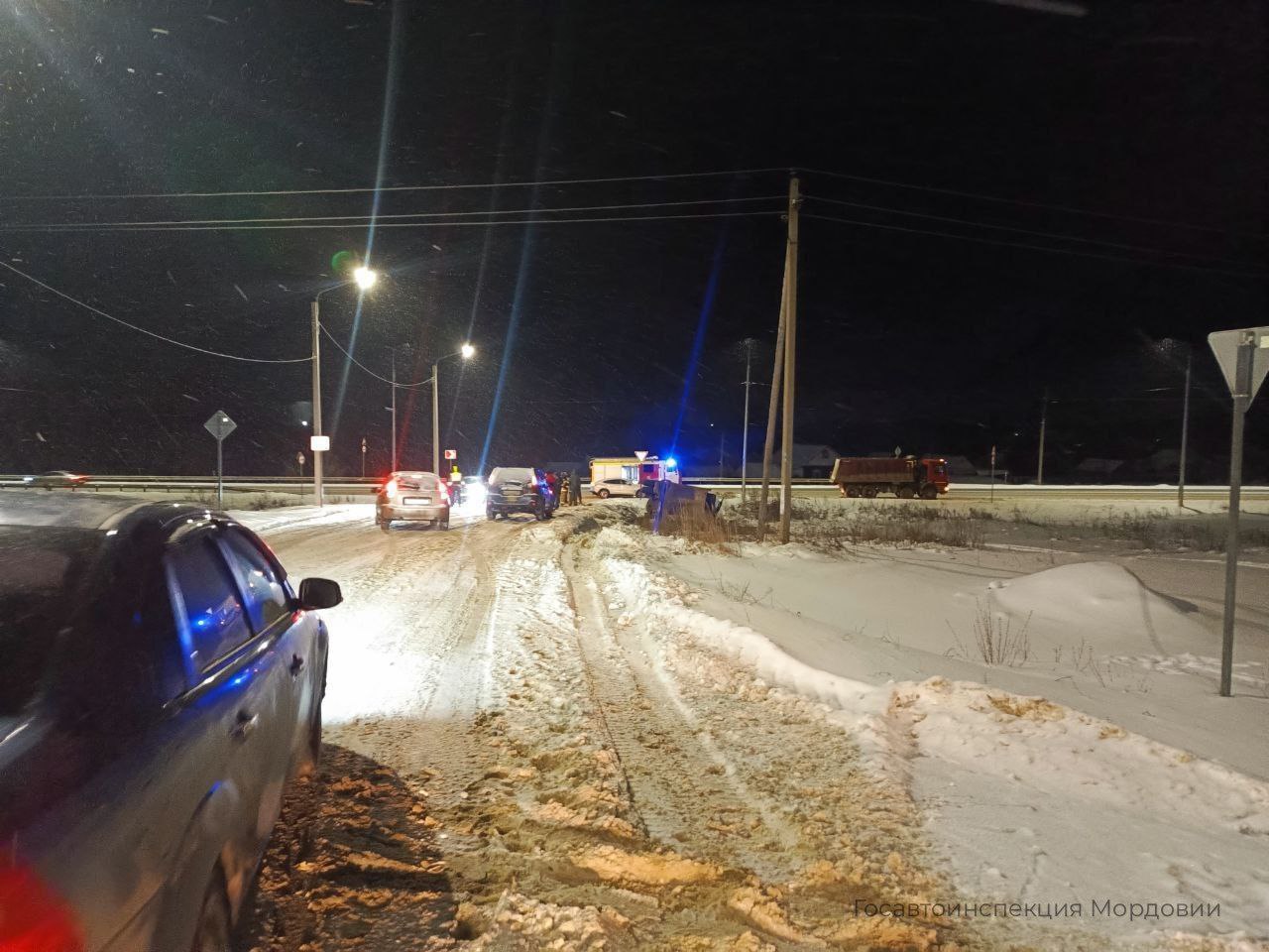 Самосвал улетел в кювет в Торбеевском районе Произошел инцидент по информации Госавтоинспекции Мордовии 29 декабря на Молодёжной Водитель БЦМ 51 на шасси Вольво FM TRUCK 8X4 не справился с управлением и съехал в кювет В результате ДТП 63 летний водитель был доставлен в больницу Читайте нас в MAX Подписаться на канал