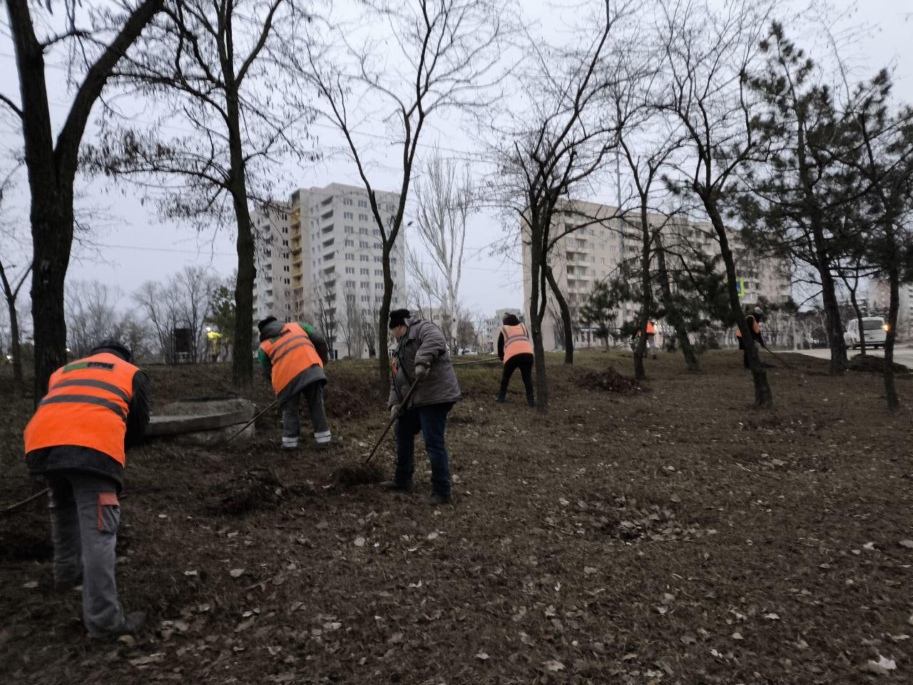 Мариупольские коммунальщики благоустроили очередную зеленую зону в Жовтневом районе  Сотрудники МУП АГМ «Зеленстрой» тщательно убрали территорию на улице Громовой: собрали случайный мусор и сгребли скопившуюся опавшую листву.