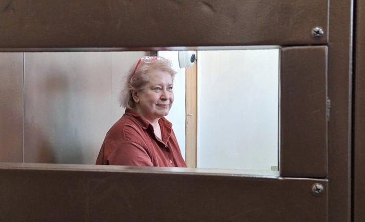 Кинокритик Екатерина Барабаш включена в реестр иноагентов , объявленная в розыск 21 апреля после неявки в суд, находится в Париже. Она приняла участие в пресс-конференции в штаб-квартире «Репортеров без границ» RSF . В России журналистку обвиняют в распространении фейков о российской армии. «Я сбежала — у меня не было другого выбора. Журналистики в России больше не существует», — заявила Барабаш на пресс-конференции. 63-летняя журналистка сорвала с себя электронный браслет и «преодолела более 2800 километров, используя тайные маршруты», говорится в публикации «Репортеров без границ». Организация координировала операцию и обеспечила ее переезд во Францию. Глава RSF Тибо Бруттен заявил, что побег Барабаш был одной из самых опасных операций, в которых они участвовали с 2022 года. Фото: Денис Пантелеев / РБК