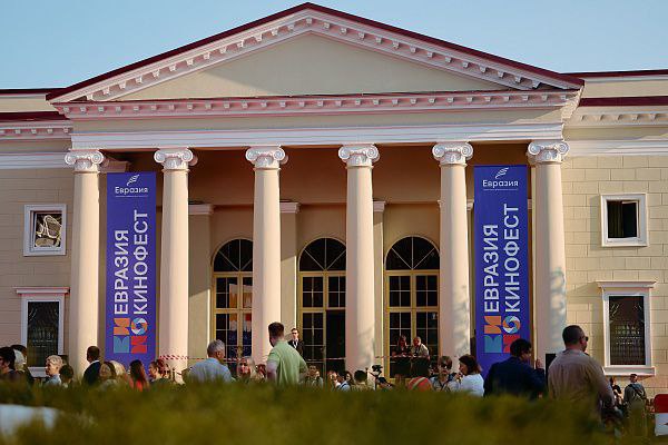 В Сочи состоится гала-премьера фильма Тиграна Кеосаяна В Летнем театре парка им. Фрунзе в Сочи 12 июня состоится гала-премьера полнометражного художественного фильма «Семь дней Петра Семеныча» советского, российского актера кино и телевидения армянского происхождения, кинорежиссера, сценариста и продюсера Тиграна Кеосаяна - президента первого фестиваля «Евразия-Кинофест». Фильм создан по сценарию Кеосаяна и главного редактора телеканала RT и медиагруппы «Россия сегодня» Маргариты Симоньян. В главной роли — народный артист России Федор Добронравов. Съемки проходили в Москве, Сочи и ФТ «Сириус». • Дзен • Сайт • TikTok • Facebook • Instagram • YouTube • X/twitter