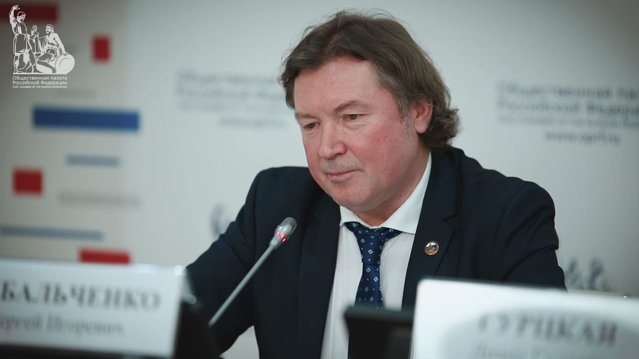 Выплату в размере 450 тыс рублей на погашение ипотеки для многодетных семей необходимо начать индексировать так как ее размер остается неизменным с 2019 года заявил председатель комиссии Общественной палаты ОП РФ по демографии защите семьи детей и традиционных семейных ценностей Сергей Рыбальченко Россияне при рождении третьего или последующих детей могут получить выплату в размере 450 тыс рублей на полное или частичное погашение ипотечных жилищных кредитов займов Мы должны пересмотреть ситуацию связанную с отсутствием индексации субсидий на погашение ипотечного кредита при рождении третьего ребенка которое с 2019 года остается на том же уровне 450 тысяч рублей Да в некоторых регионах она увеличена до 1 миллиона рублей но индексация не осуществляется сказал он Также Рыбальченко считает что на Дальнем Востоке и в регионах с неблагоприятной демографической ситуацией где суммарный коэффициент рождаемости ниже общероссийского эти выплаты должны составлять 1 млн рублей