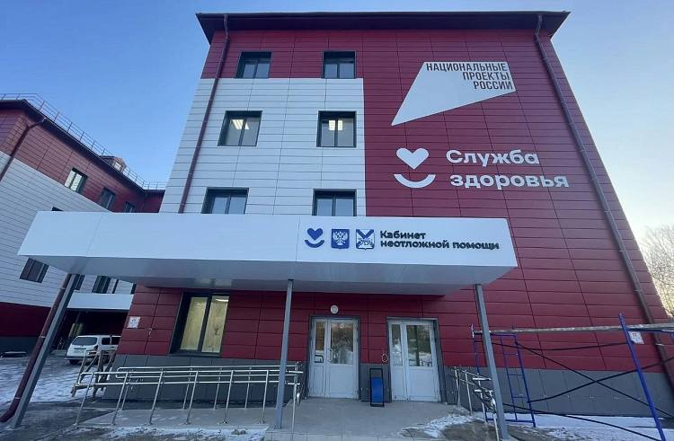 Новые медицинские возможности появятся у приморцев из Трудового В поселке Трудовое новую поликлинику 9 построеную по нацпроекту Продолжительная и активная жизнь на минувшей неделе ввели в эксплуатацию Новое четырёхэтажное здание с дневным стационаром площадью 4 2 тысячи квадратных метров рассчитано на 100 посещений в смену Учреждение оснащено современным оборудованием на сумму более 200 миллионов рублей здесь установлены цифровые рентген комплекс флюорограф и маммограф Это позволит жителям проходить диагностику быстрее и без поездок в другие районы города Развитие медицинской инфраструктуры в Приморье продолжается В прошлом году в учреждения здравоохранения края поставлено 1 249 единиц медицинского оборудования В 2026 году новое оснащение получат ещё 35 медицинских организаций на сумму более 825 миллионов рублей primorsky krai