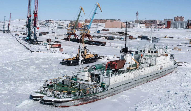 План гражданского судостроения до 2038 года обеспечен средствами лишь на треть Правительство России в конце ноября 2025 г актуализировало перспективный план гражданского судостроения на период до 2035 г с расширенным горизонтом планирования до 2038 г Об этом рассказали два источника знакомые с содержанием документа По словам собеседников актуализация документа проводилась по поручению президента Владимира Путина Оно было дано в апреле 2024 г и предполагало в частности учет платежеспособного спроса на такие суда с разбивкой по основным видам судов Как уточняют источники Ведомостей всего в перспективном плане учетно 2062 судна а финансированием пока обеспечено лишь около трети из них Пока контракты заключены по 358 судам а в 2025 г на конец ноября корабелы передали заказчикам 71 гражданское судно различного назначения Контракты еще на 79 судов заказчики не подтвердили а остальные суда свыше 1550 это перспективная потребность Строительство 593 судов по словам источников обойдется примерно в 3 3 трлн руб из которых из федерального бюджета выделят 1 14 трлн руб Еще 290 млрд руб дадут лизинговые программы а оставшиеся 1 87 трлн руб составят собственные средства компаний заказчиков