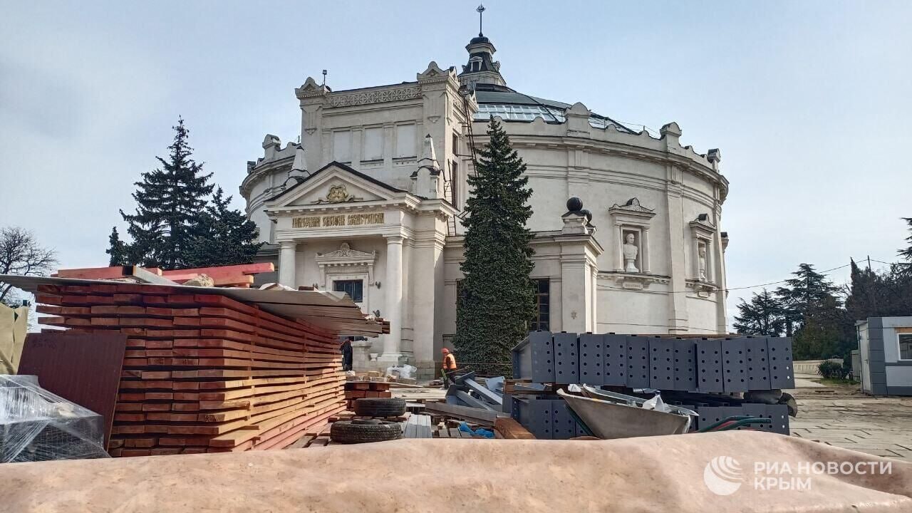 Здание панорамы "Оборона Севастополя" отреставрируют к апрелю 2026 года. Об этом сообщил губернатор Михаил Развожаев после встречи с министром культуры России Ольгой Любимовой. Он подчеркнул, что один из самых острых для Севастополя вопросов – это возобновление работ по благоустройству Исторического бульвара. "Крупнейший из них – это здание панорамы "Оборона Севастополя в 1854-1855 годах". Работы здесь завершены, сейчас идет реставрация живописного полотна и предметного плана", – сказал он.