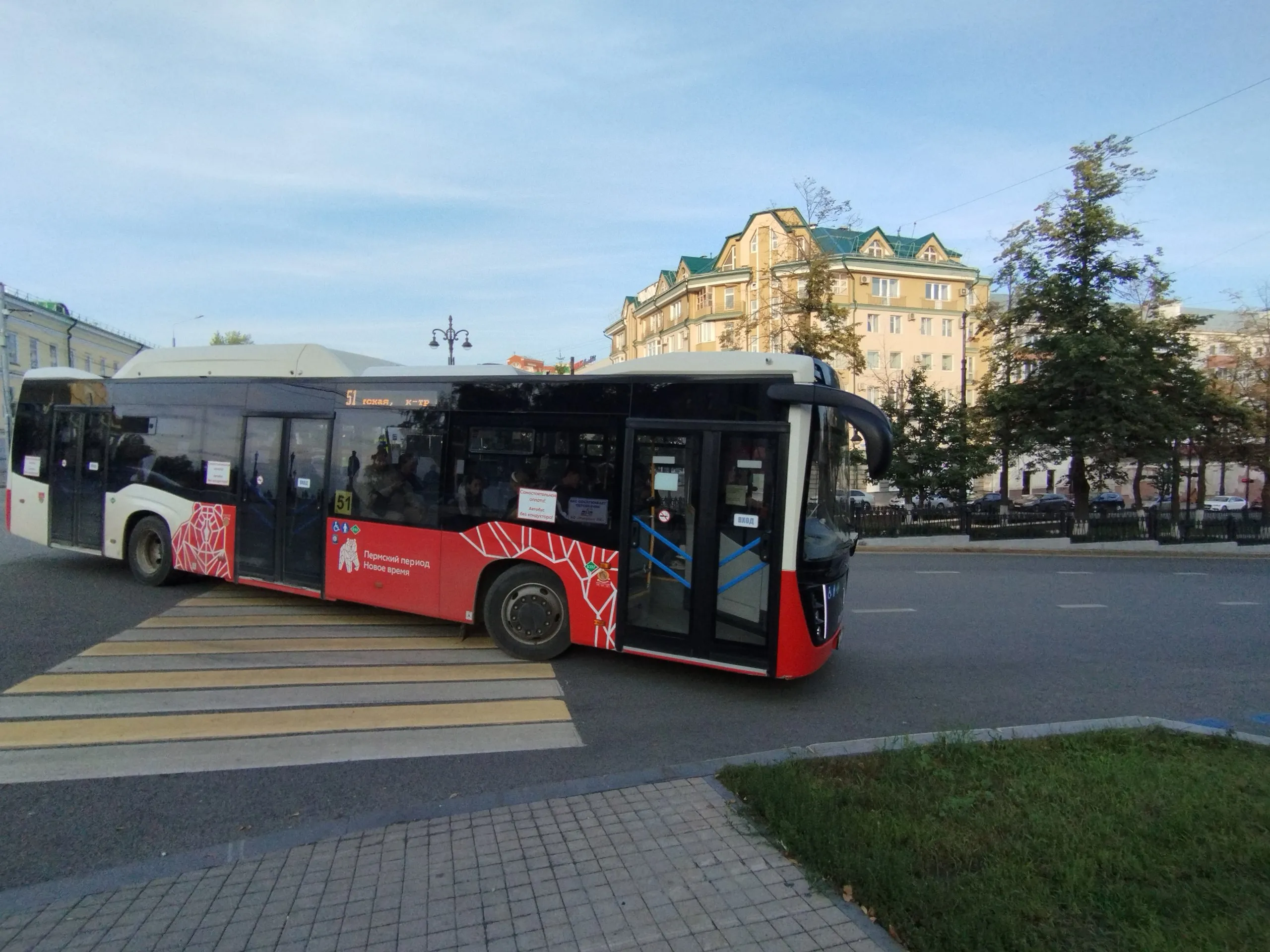 В автобусах и трамваях проверят кондиционеры пермяки заслужили прохладу Контролеры начали проверять работу кондиционеров в общественном транспорте Перми Об этом сообщил городской дептранс Включать систему охлаждения обязаны при температуре воздуха на улице выше 20 С Нарушение фиксируется специальными приборами затем перевозчику выписывают штраф Ряд маршрутов контролируют удаленно датчики у воздуховодов передают данные в Гортранс После повышения месяц назад стоимости проезда горожане с полным основанием имеют право прокатиться на работу и домой с ветерком Контролеры сами трясущиеся в автобусах понимают это лучше всех       Подписаться на Properm ru в Mакс