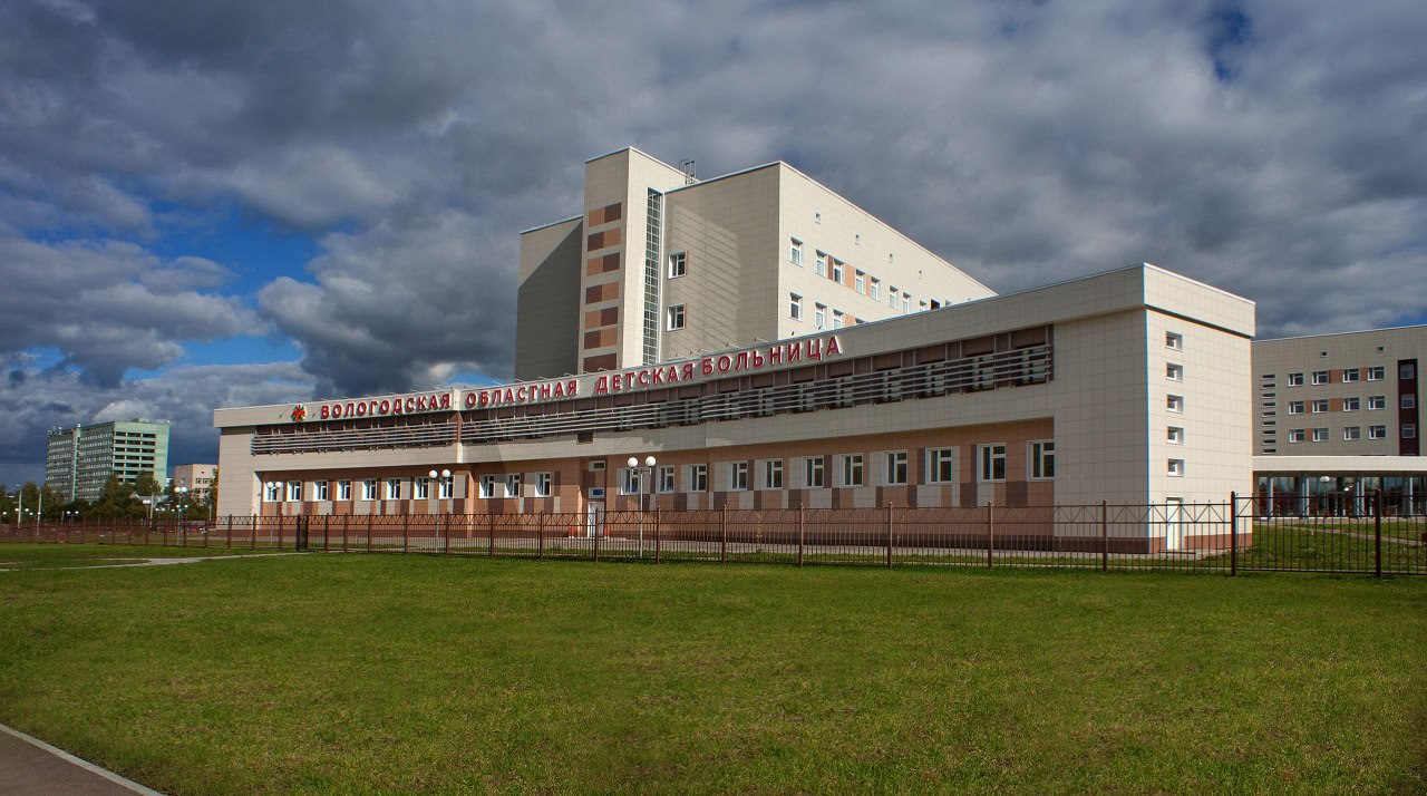 В Вологодской областной детской клинической больнице появился новый аппарат МРТ Губернатор Вологодской области сообщил, что в медицинские организации региона продолжает поступать крупное оборудование. «Запустили в работу дополнительный аппарат МРТ на базе Вологодской областной детской клинической больницы. Система максимально комфортна, имеет широкий набор клинических инструментов и значительно улучшает качество обследования юных и взрослых пациентов. Продолжим укреплять материально-техническую базу учреждений здравоохранения Вологодчины, расширять диагностические возможности для врачей всех специальностей и в то же время улучшать доступность медицинской помощи для местных жителей», – сказал Губернатор Вологодской области Георгий Филимонов. В Вологодскую областную клиническую больницу поступил аппарат МРТ 1,5 Тесла с увеличенной до 70 см апертурой. Он отличается повышенной производительностью и ускоряет сканирование. Диагностические обследования уже проводятся, направление по полису ОМС можно получить по показаниям. Материально-техническая база медицинских организаций в Вологодской области улучшается благодаря поддержке губернатора Георгия Филимонова и национальному проекту «Продолжительная и активная жизнь», который был запущен по инициативе президента России Владимира Путина. Правительство Вологодской области